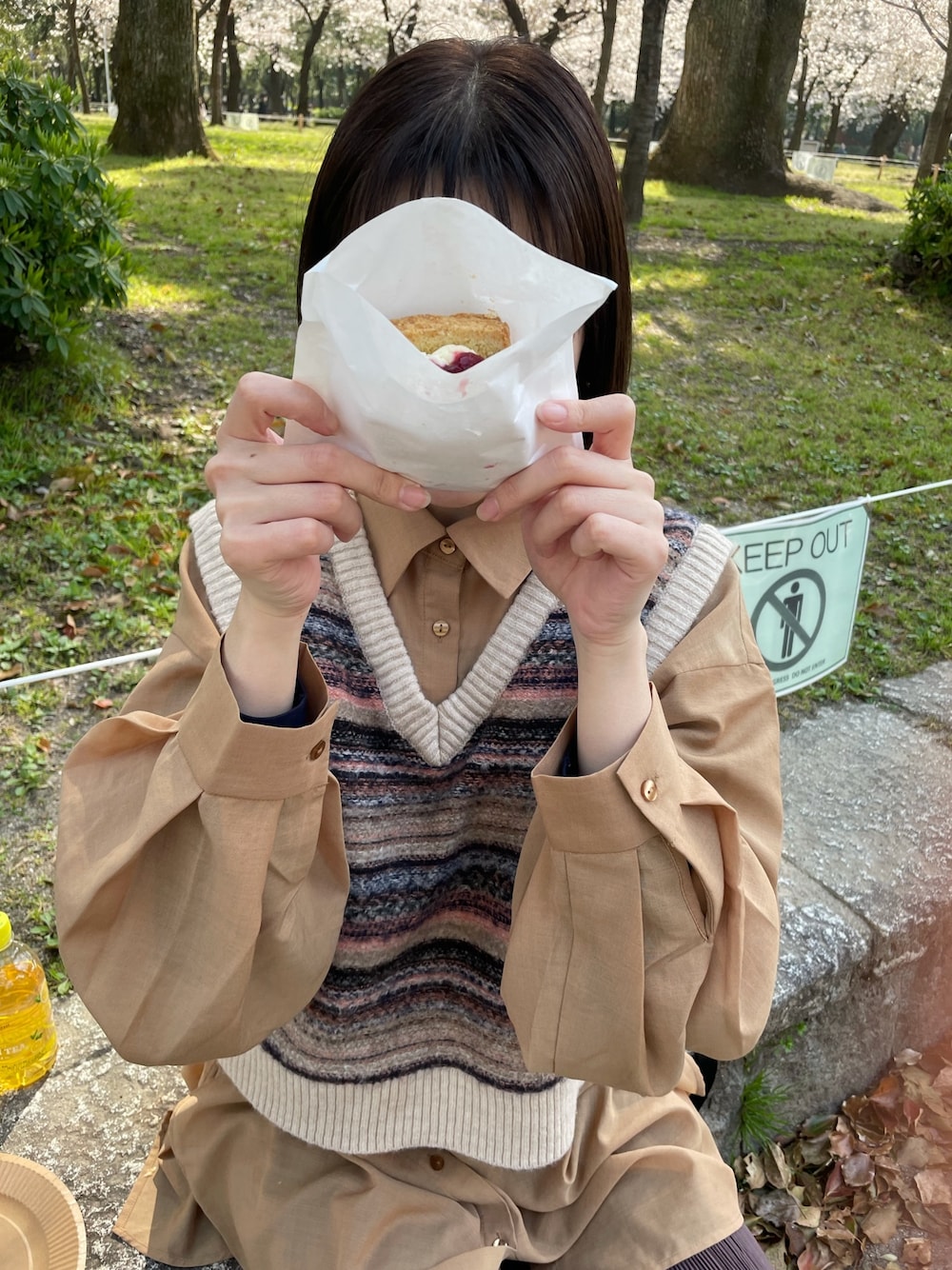 ブラウン系のシャツ/ブラウス、その他のベストを着用したレディースの夏コーディネートの1枚目の写真