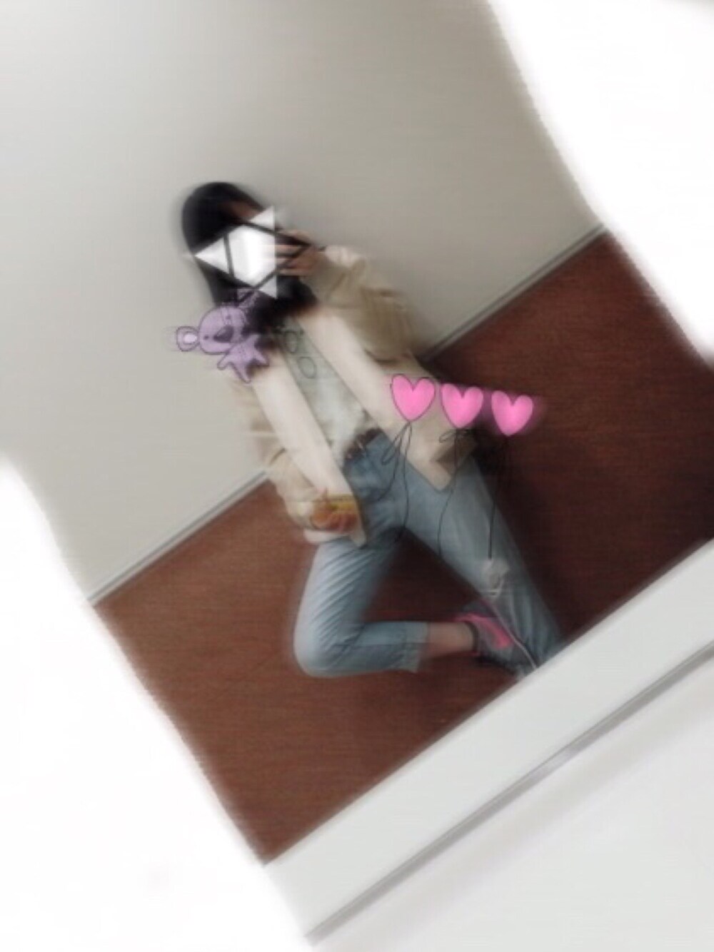 ブルー系のその他パンツ、グレー系のスニーカー、ホワイト系のニット/セーターを着用したレディースの冬コーディネートの1枚目の写真