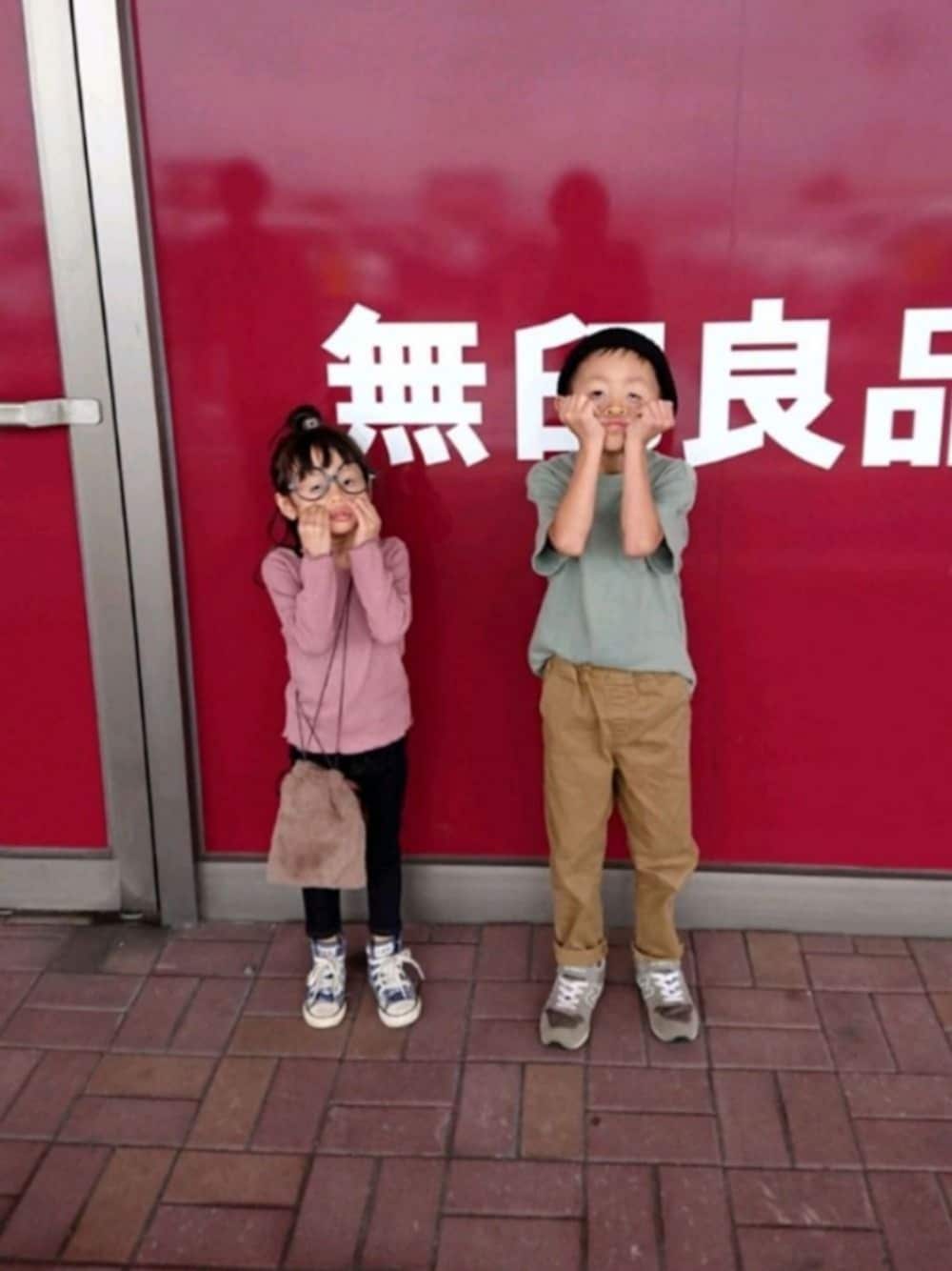 「休日スタイル」｜「DAISOのアイテム（ハンドバッグ、ブラウン系）」を使った、ぷくぷくさん（キッズ・100cm）の秋コーディネートの1枚目の写真