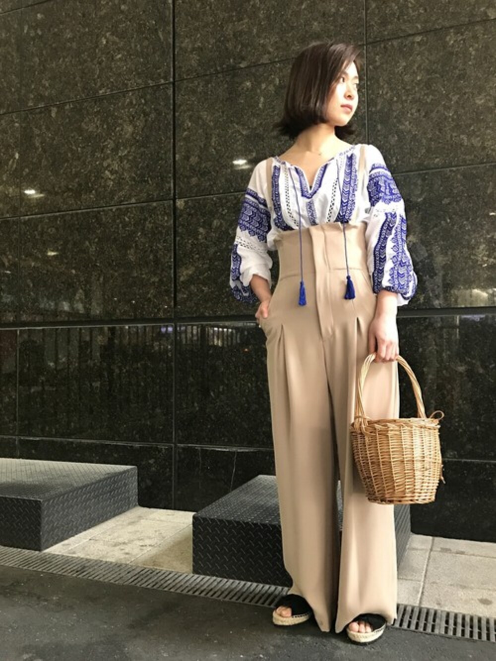「ブラウス、刺繍、サスペンダー、ハイウエスト、NINE、ootd、かごバッグ、春コーデ」｜「NINEの刺繍ブラウス（シャツ/ブラウス、ホワイト系）」を使った、Mai Onoさん（レディース・160cm）の春コーディネートの1枚目の写真