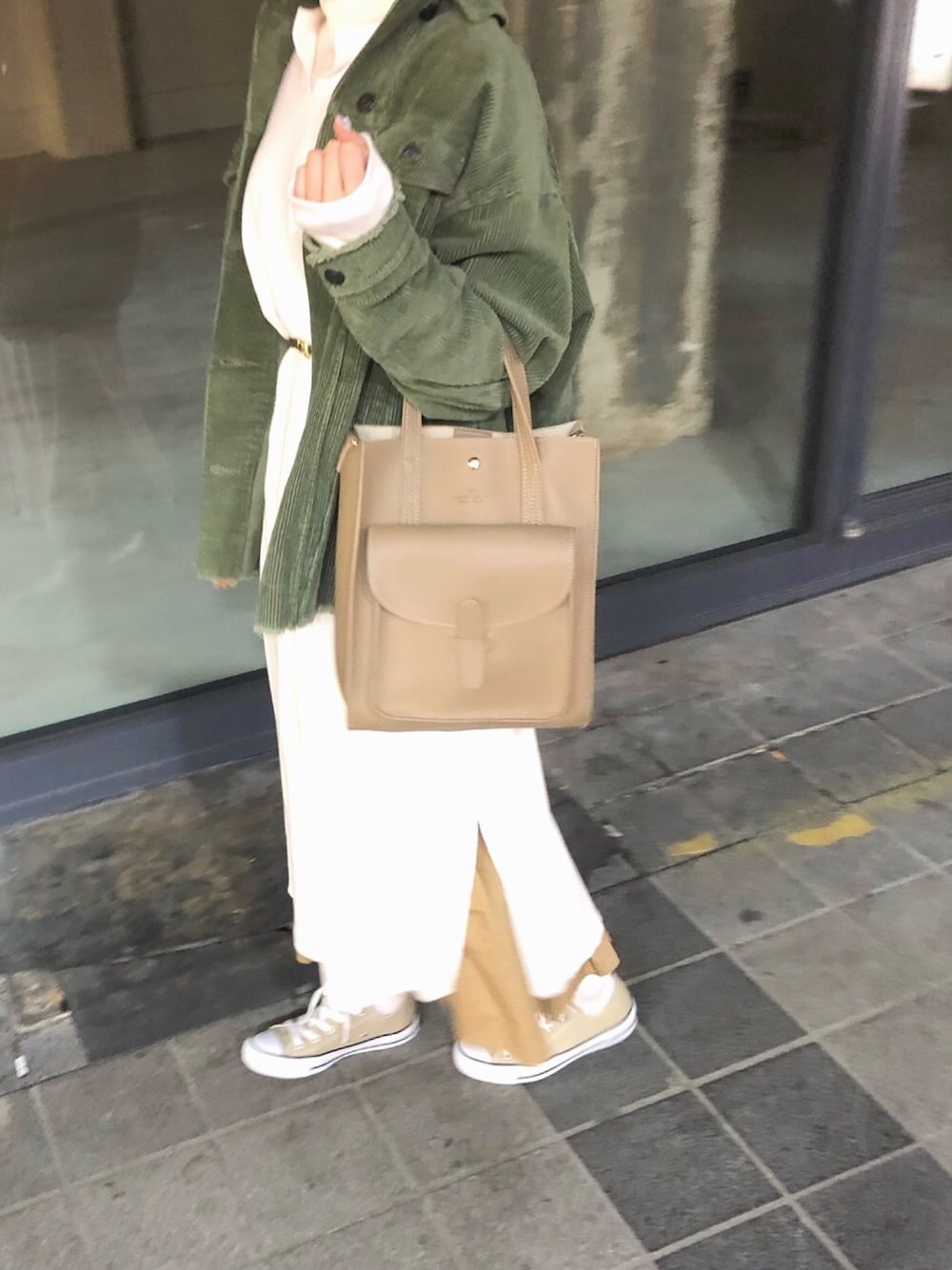 「ベージュ、ワッフル、ホワイト、ワンピース、重ね着、コーデュロイ、カーキ、コンバース、ootd、韓国ファッション」｜「ZARAのアイテム（ジャケット/アウター、グリーン系）」を使った、anさん（レディース・158cm）の春コーディネートの1枚目の写真