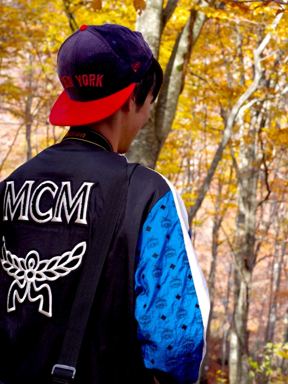 「ストリート、MCM、PUMA、紅葉、旅行、東北旅行、NEW ERA、キャップ」｜「MCMのアイテム（ブルゾン、ブラック系）」を使った、Atsuyaさん（メンズ・180cm）の秋コーディネートの1枚目の写真