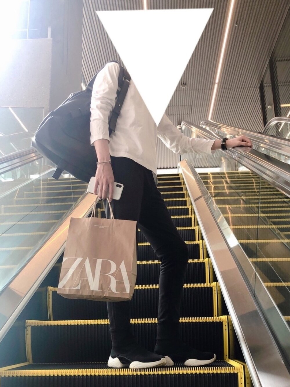 「シンプル、休日スタイル、モノトーン、白Tシャツ、トゥモローランド、プチプラ、買い物、ZARA、リラックススタイル、エスカレーター」｜「ZARAのアイテム（スニーカー、ブラック系）」を使った、DHさん（メンズ・170cm）の夏コーディネートの1枚目の写真