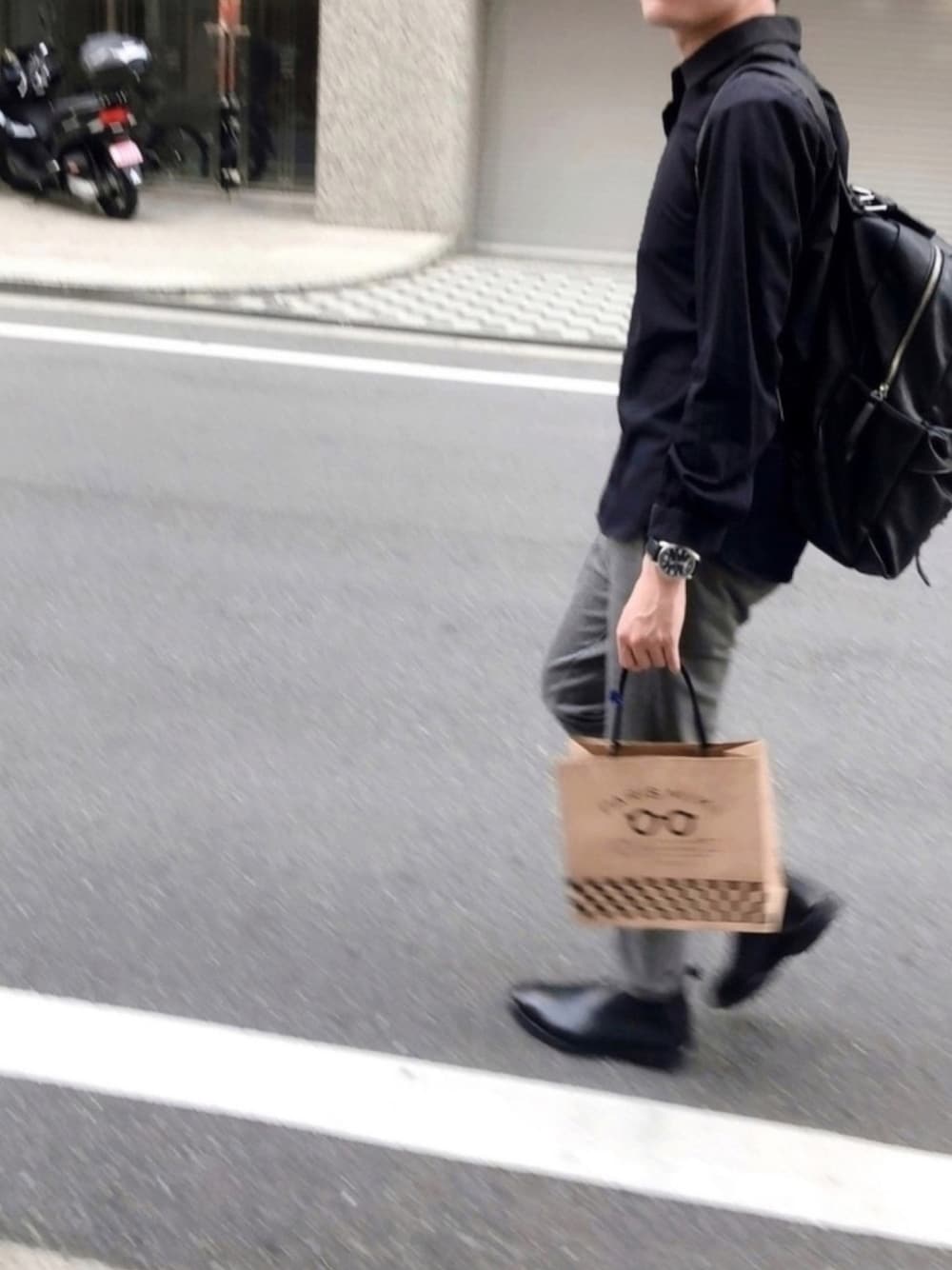 「シンプル、休日スタイル、UNIQLO、ブラック、シャツ、リュック、ZARA、新しいサングラス、買い物、Paris Miki」｜「NANO universeのダメリーノ　撥水ハニカムカットイージーパンツ【セットアップ対応】（その他パンツ、グレー系）」を使った、DHさん（メンズ・170cm）の夏コーディネートの1枚目の写真