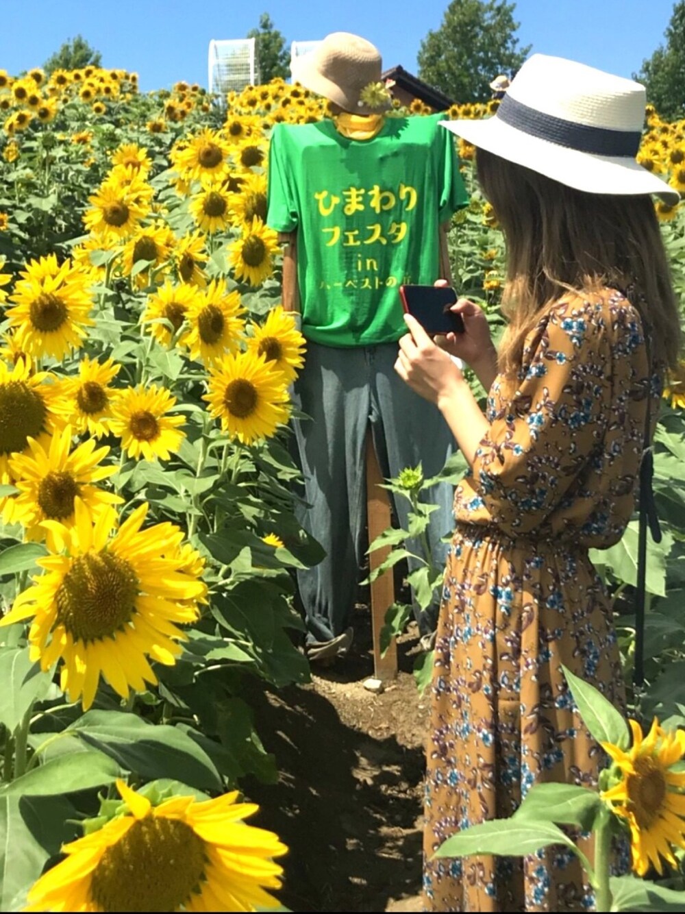 「休日スタイル、カジュアル、花柄、夏、ラクチンコーデ、低身長、むぎわら帽子、ワンピース、ひまわり畑、暑い」｜「GUのアイテム（ワンピース、オレンジ系）」を使った、DHさん（レディース・153cm）の夏コーディネートの1枚目の写真