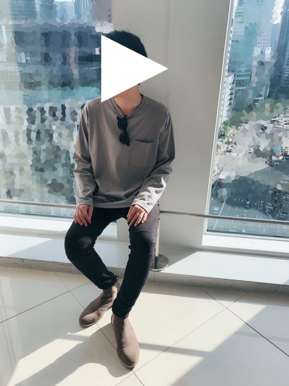 「シンプル、グレー、Tシャツ、サングラス、ジュリアスタートオプティカル、ZARA、サイドゴアブーツ、夏、日焼けしたくない、長袖」｜「COLONY 2139のリバーシブル天竺ポケット長袖Tシャツ（Tシャツ/カットソー、グレー系）」を使った、DHさん（メンズ・170cm）の夏コーディネートの1枚目の写真