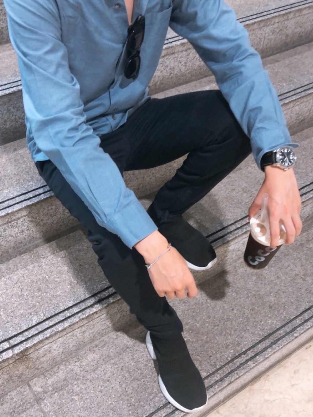 「シンプル、休日スタイル、コムサメン、ブルーシャツ、サングラス、ジュリアスタートオプティカル、ZARA、タピオカ、行列、疲れた」｜「COMME CA MENのカッタウェイカラー　ダンガリーシャツ（シャツ/ブラウス、ブルー系）」を使った、DHさん（メンズ・170cm）の夏コーディネートの1枚目の写真
