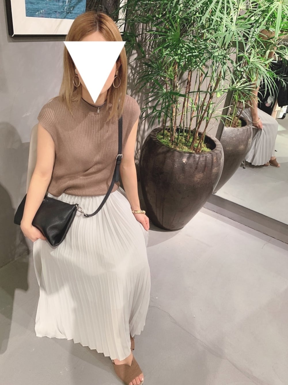 「シンプル、休日スタイル、秋のカフェオレコーデ、ニット素材、ロングスカート、プチプラ、ベージュ、サンダル、植木鉢、造花」｜「SENSE OF PLACE by URBAN RESEARCHのアイテム（Tシャツ/カットソー、ブラウン系）」を使った、DHさん（レディース・153cm）の夏コーディネートの1枚目の写真