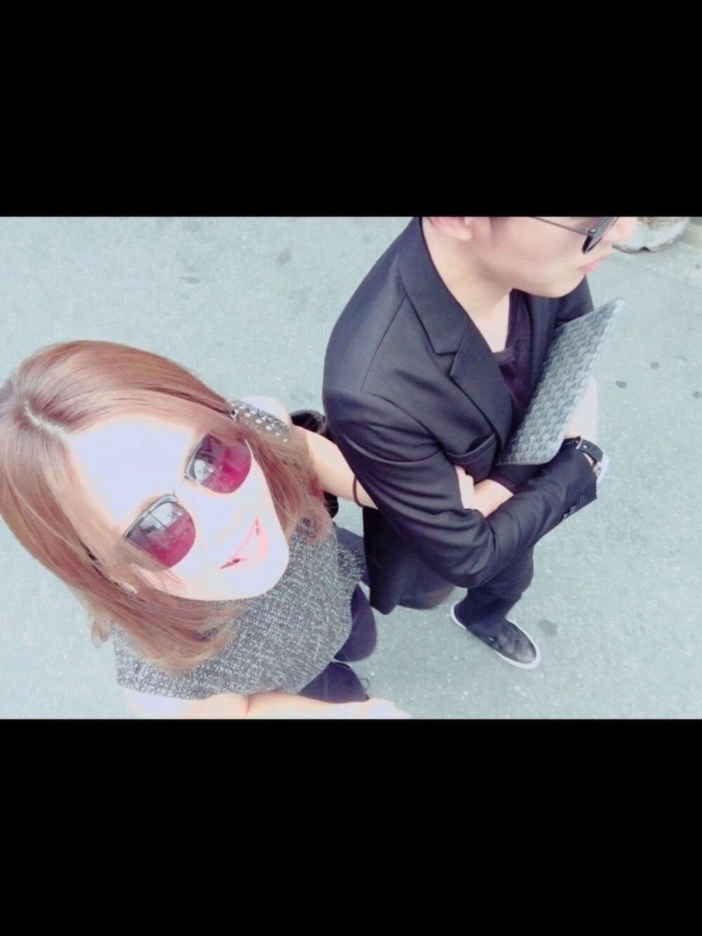 「シンプル、休日スタイル、サングラス、ジャケット、ノースリーブ、季節感、夏、対、秋」｜「TOM FORD EYEWEARのTom Ford Eyewear - スクエアフレームサングラス - unisex - アセテート/金属（めっき） - 52（サングラス、ブラウン系）」を使った、DHさん（メンズ・170cm）の秋コーディネートの1枚目の写真