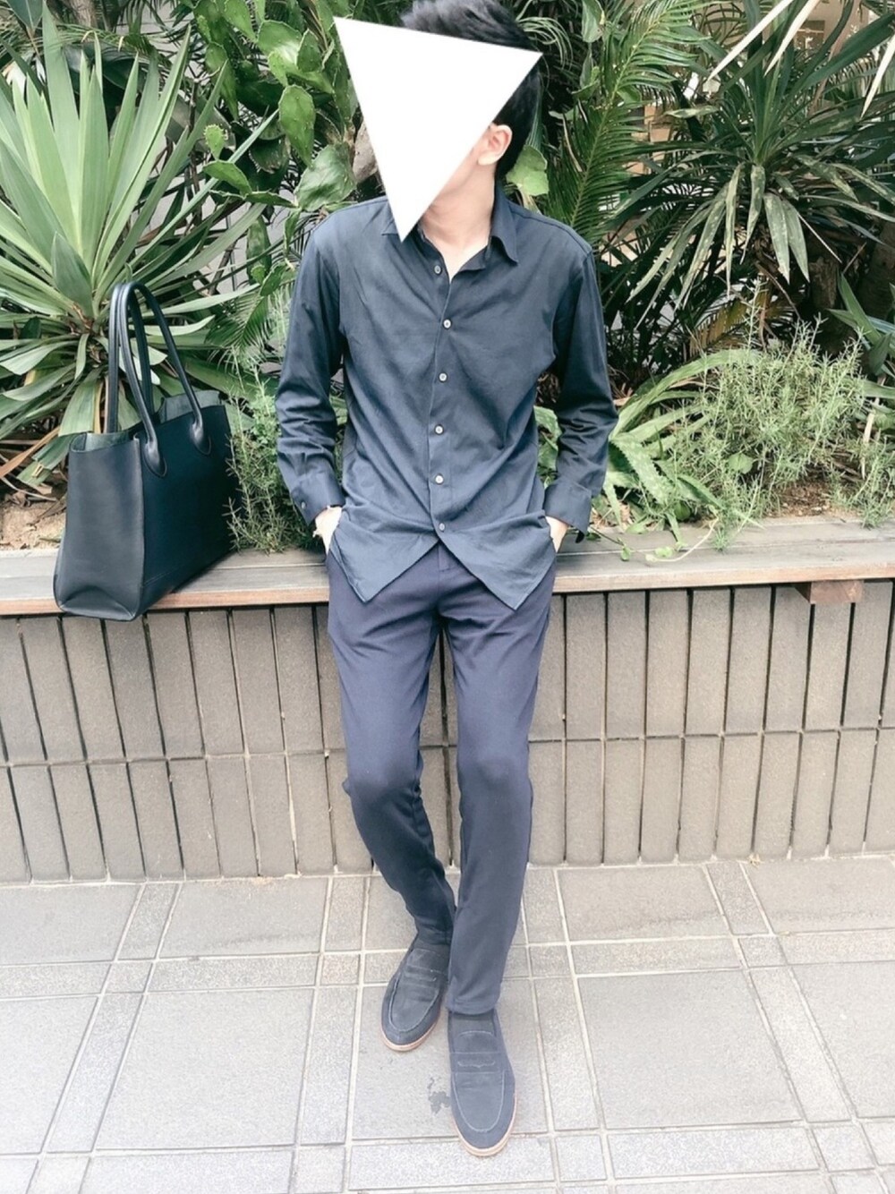 「シンプル、休日スタイル、ネイビー、ワントーン、カフェ巡り、シャツ、ローファー」｜「UNIQLOのスーピマコットンジャージーシャツ（長袖）（シャツ/ブラウス、ブルー系）」を使った、DHさん（メンズ・170cm）の秋コーディネートの1枚目の写真