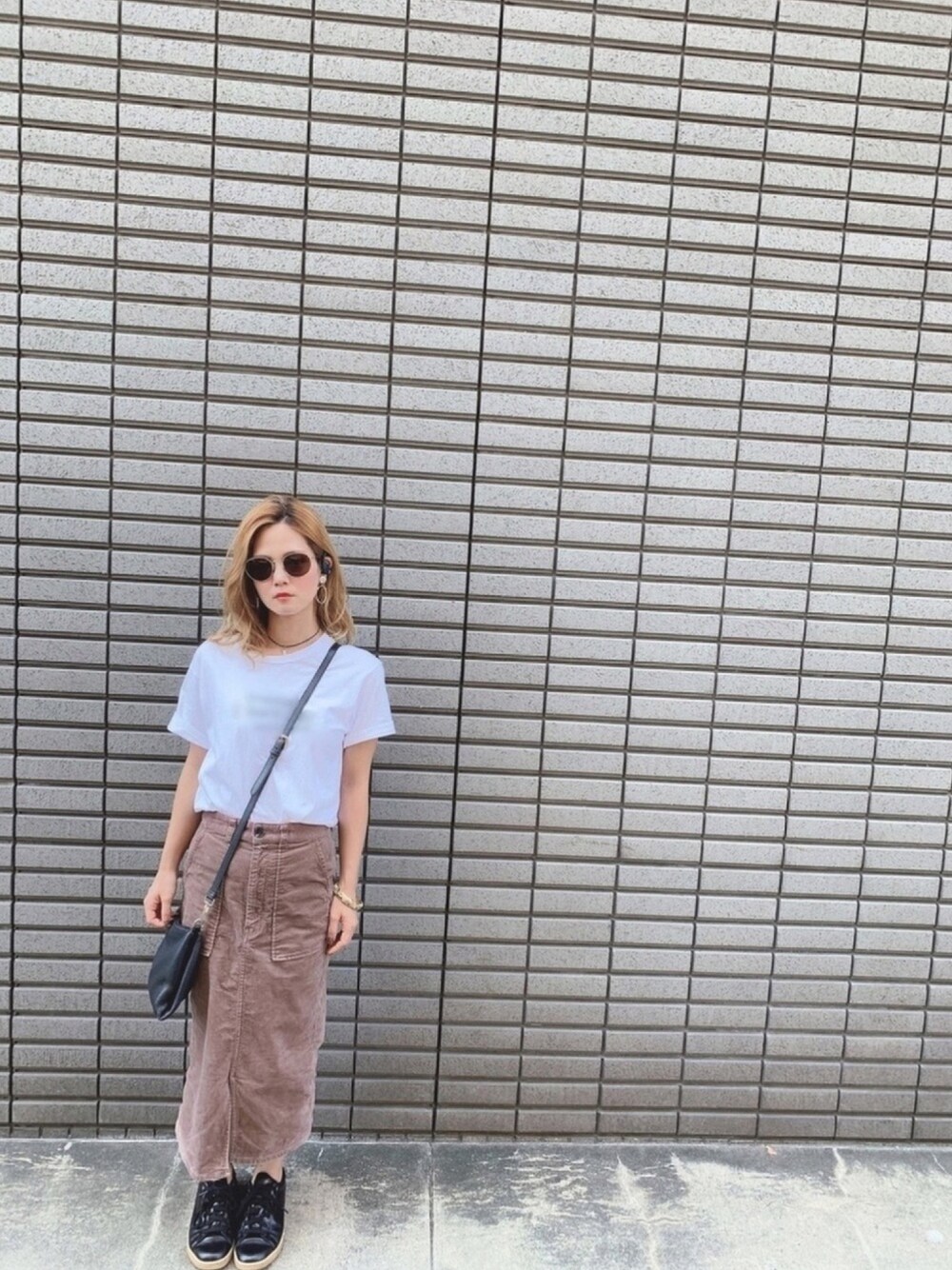 「シンプル、休日スタイル、サングラス、オリバーピープルズ、Tシャツ、コーデュロイ、スカート」｜「OLIVER PEOPLESのOliver Peoples - Hassett サングラス - unisex - アセテート/金属（めっき） - ワンサイズ（サングラス、ブラウン系）」を使った、DHさん（レディース・153cm）の秋コーディネートの1枚目の写真