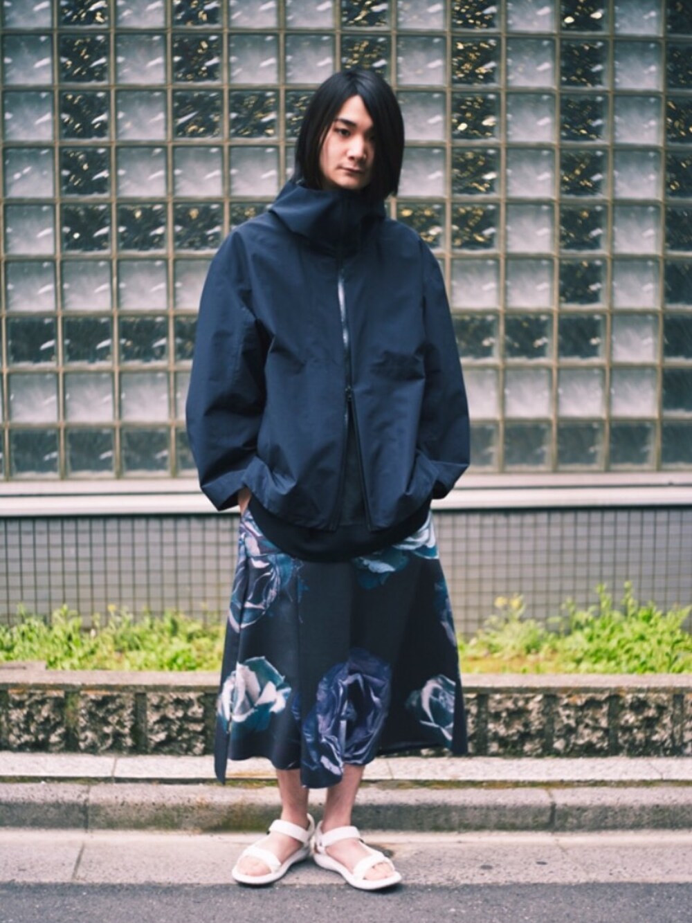 「LAD MUSICIAN、アウトドアスタイル、スポーツミックス、スポーツサンダル、ビッグシルエット、夏、モード、マウンテンパーカー、シェル」｜「LAD MUSICIANのアイテム（マウンテンパーカー、ブラック系）」を使った、俊一 さん（メンズ・178cm）の春コーディネートの1枚目の写真
