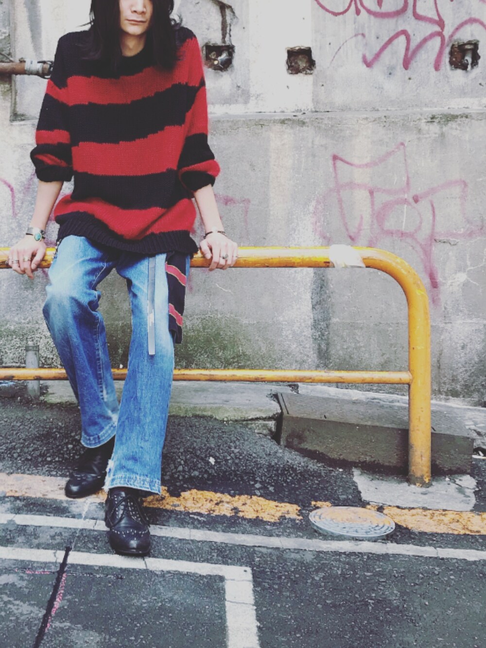 「LAD MUSICIAN、ラッドミュージシャン、NUMBER (N)INE、ナンバーナイン(NUMBER (N)INE)、ウイングチップ、スタッズ、スタッズシューズ、Levi's、ダメージデニムパンツ、リーバイス」｜「LAD MUSICIANのアイテム（ニット/セーター、レッド系）」を使った、俊一 さん（メンズ・178cm）の春コーディネートの1枚目の写真