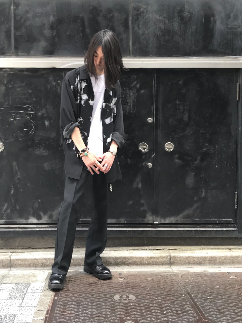 「LAD MUSICIAN、ラッドミュージシャン、ビッグシルエット、黒コーデ、ルード、Wrangler、ランチャーパンツ、ヴィンテージ、ウォレットチェーン、kaiko」｜「LAD MUSICIANのアイテム（シャツ/ブラウス、ホワイト系）」を使った、俊一 さん（メンズ・178cm）の春コーディネートの1枚目の写真