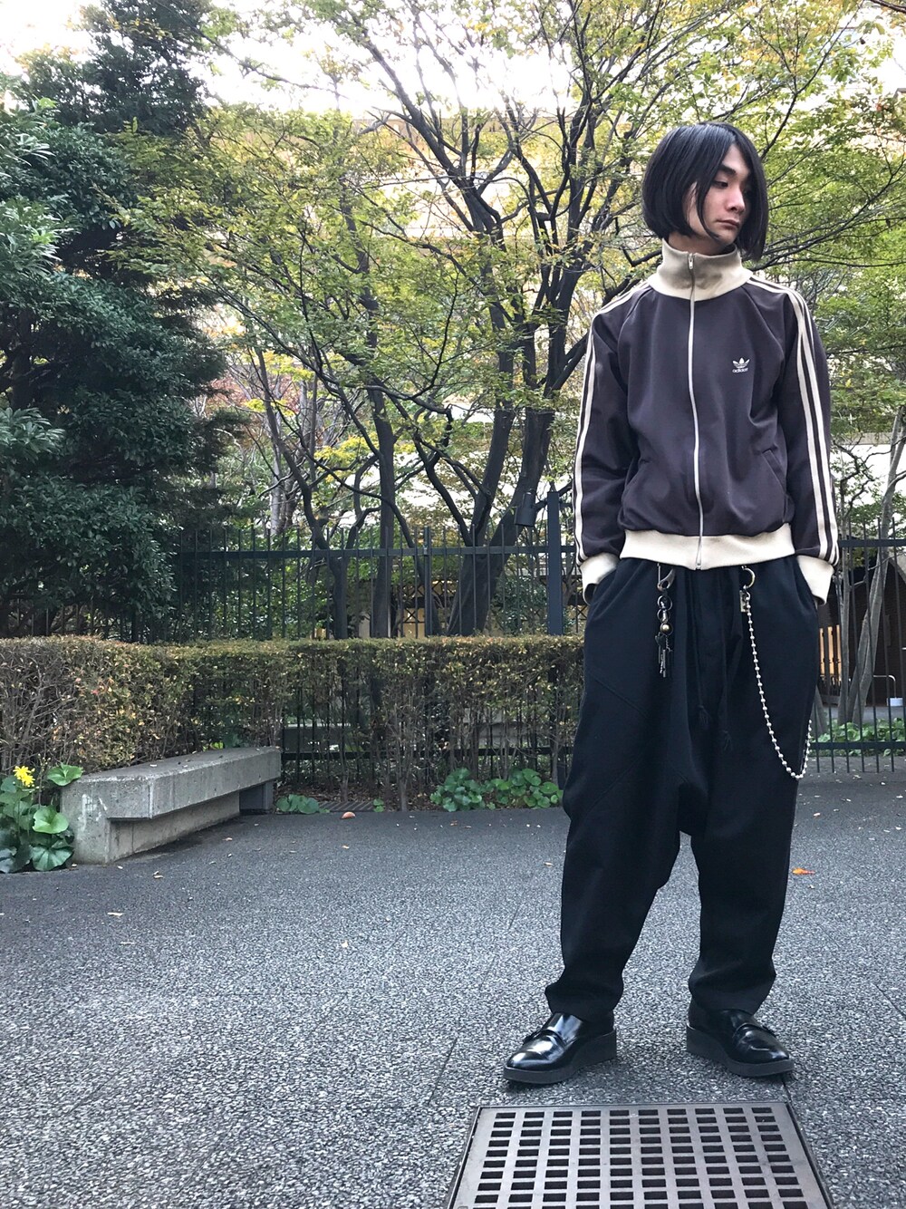 「adidas、ジャージ、トラックジャケット、スポーツミックス、モードストリート、サルエルパンツ、ワイドパンツ、yohjiyamamoto、kaiko、LAD MUSICIAN」｜「adidasのアイテム（ジャケット/アウター、ブラウン系）」を使った、俊一 さん（メンズ・178cm）の秋コーディネートの1枚目の写真