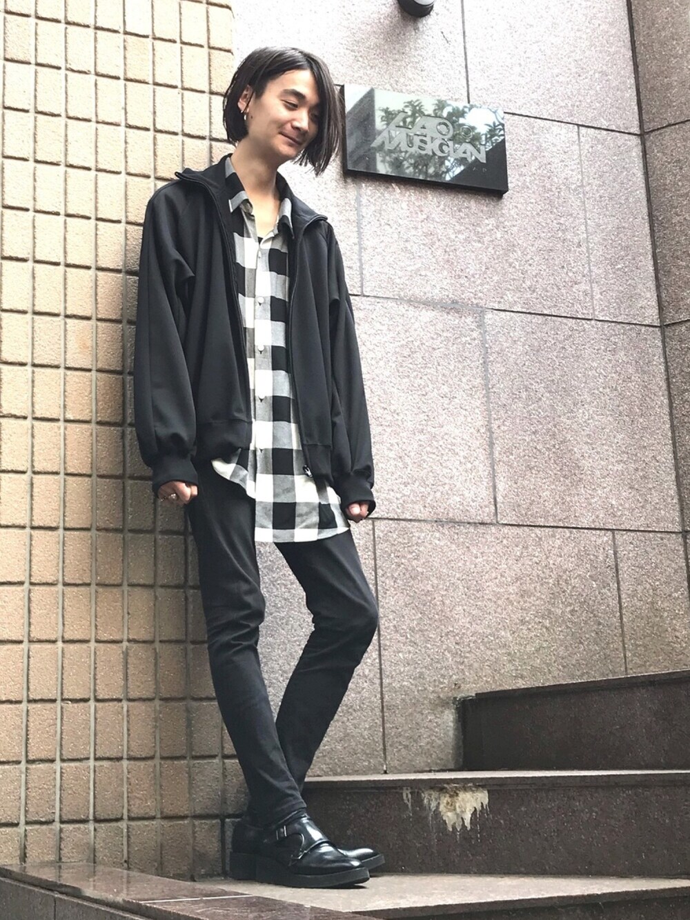 「LAD MUSICIAN、チェックシャツ、チェック柄、白黒チェック、アシンメトリー、ブラックスキニー、スキニーパンツ、トラックジャケット、モノトーン、モノトーンコーデ」｜「LAD MUSICIANのアイテム（ライダースジャケット、ブラック系）」を使った、俊一 さん（メンズ・178cm）の秋コーディネートの1枚目の写真
