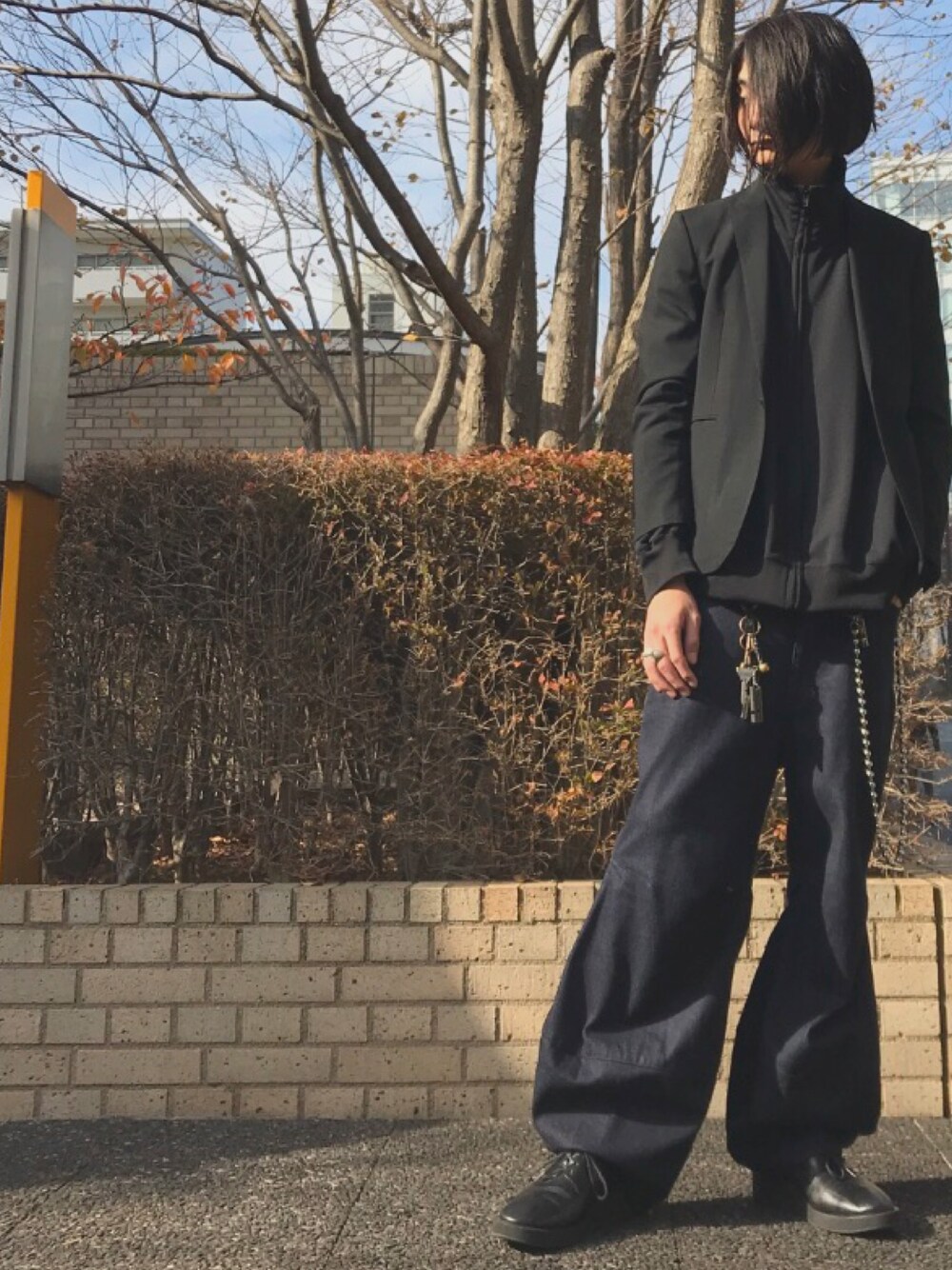 「LAD MUSICIAN、ラッドミュージシャン、トラックジャケット、ジャージ、ワイドデニム、ストリートミックス、アウトドアミックス、ワークパンツ、インディゴデニム」｜「LAD MUSICIANのTHE LAST ONE（スーツジャケット、ブラック系）」を使った、俊一 さん（メンズ・178cm）の秋コーディネートの1枚目の写真