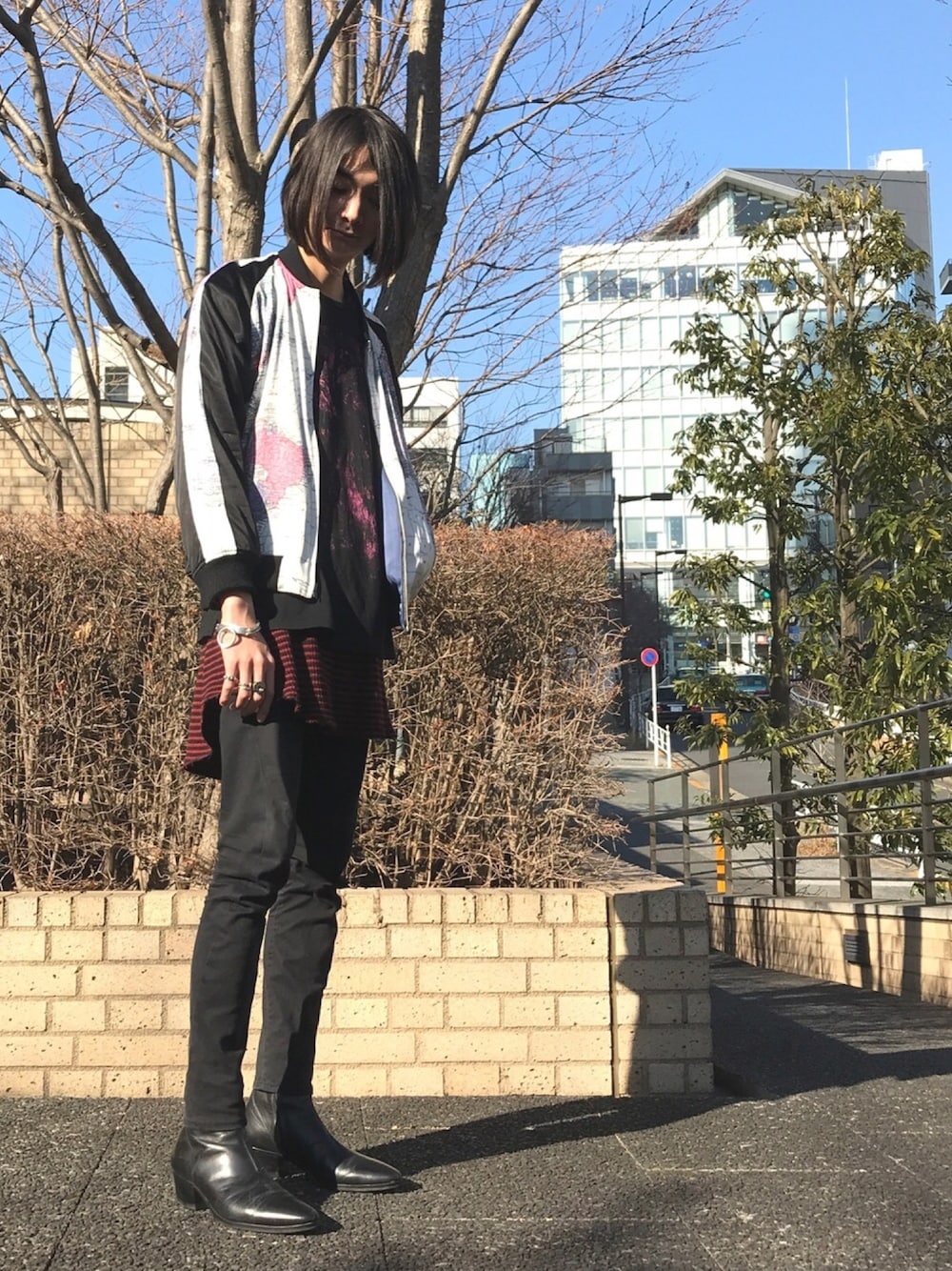 「LAD MUSICIAN、ラッドミュージシャン、マップ柄、地図柄、グランジ、スカジャン、ドレスブーツ、ヒールブーツ」｜「LAD MUSICIANのアイテム（ブルゾン、ホワイト系）」を使った、俊一 さん（メンズ・178cm）の冬コーディネートの1枚目の写真