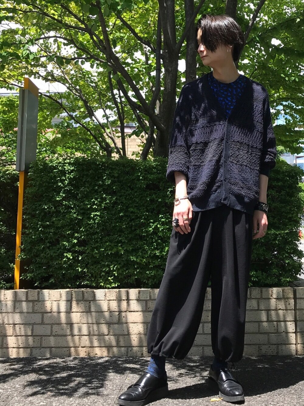 「LAD MUSICIAN、ラッドミュージシャン、Maison Martin Margiela、marquee、レザーリング、アーマーリング、バルーンパンツ、サマーニット、サマースタイル、青ソックス」｜「LAD MUSICIANのアイテム（Tシャツ/カットソー、ブルー系）」を使った、俊一 さん（メンズ・178cm）の春コーディネートの1枚目の写真