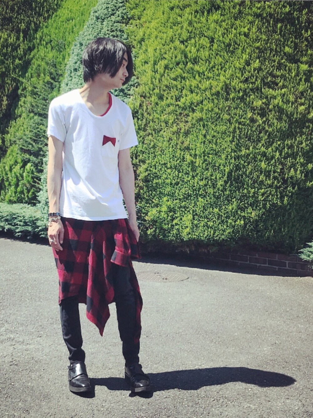 「マルボロ、ポケットＴシャツ、ポケT、ポケットT、白T、Uネック(ネック)、LAD MUSICIAN、赤、赤チェック、スキニーパンツ」｜「LAD MUSICIANのアイテム（トップス、ホワイト系）」を使った、俊一 さん（メンズ・178cm）の夏コーディネートの1枚目の写真