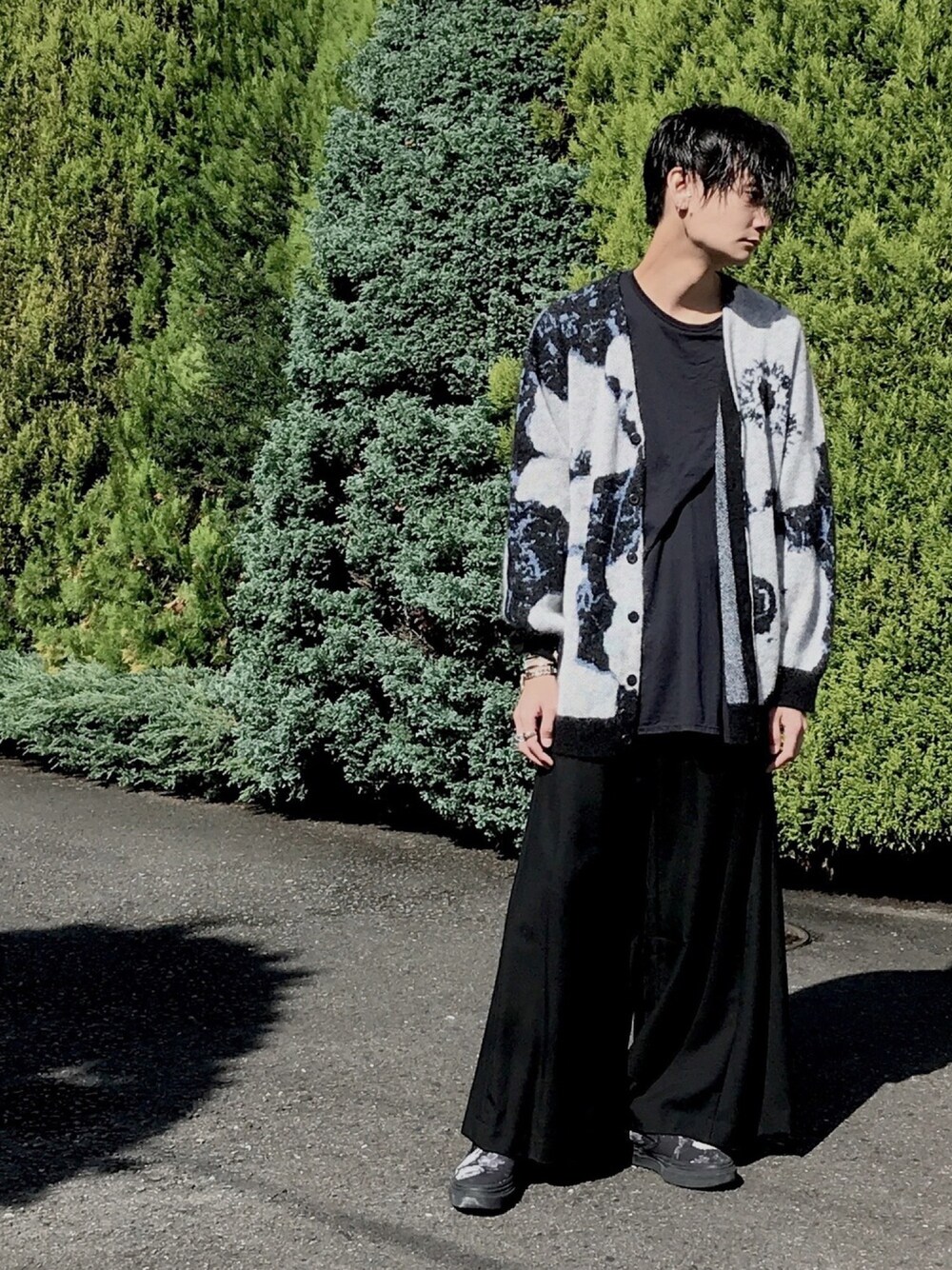 「秋冬、スニーカーコーデ、フラワー、ドレープ　、LAD MUSICIAN、モヘアニット、ラッドミュージシャン、フレアパンツ、ポピー」｜「LAD MUSICIANのアイテム（カーディガン/ボレロ、ホワイト系）」を使った、俊一 さん（メンズ・178cm）の秋コーディネートの1枚目の写真