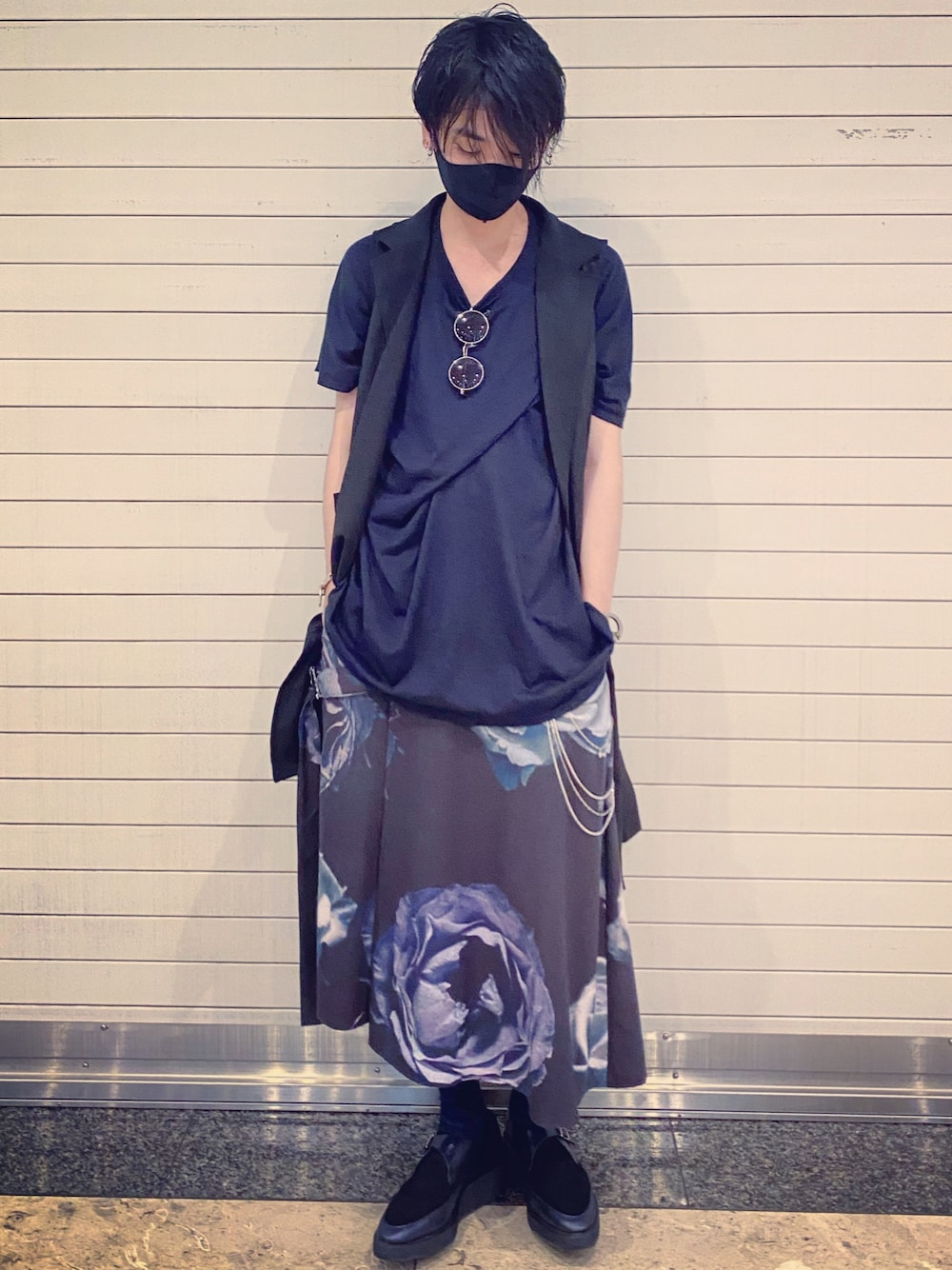 「ネイビー、ワントーンコーデ、ロングベスト、ワイドパンツ、Aライン、夏コーデ、秋のコーデ、LADMUSICIAN、ラッドミュージシャン、Dior HOMME」｜「rpsの麻タッチロングベスト（ベスト、ブラック系）」を使った、俊一 さん（メンズ・178cm）の秋コーディネートの1枚目の写真