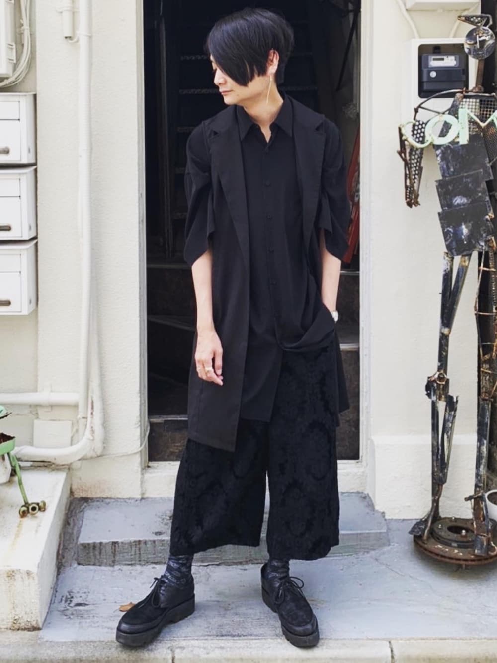 「LADMUSICIAN、ラッドミュージシャン、ロングシャツ、ロングベスト、ブラックコーデ、夏コーデ、夏でも黒、ロング丈」｜「LAD MUSICIANのアイテム（シャツ/ブラウス、ブラック系）」を使った、俊一 さん（メンズ・178cm）の春コーディネートの1枚目の写真
