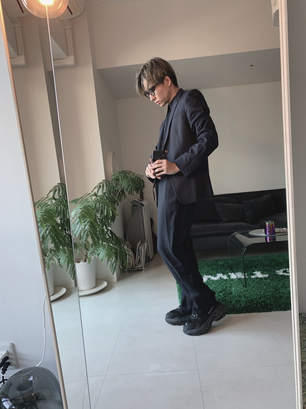 「やっぱりストリートが好き、トリプルS、秋コーデ、大阪、ストリートMIX、大人カジュアル、BALENCIAGA、PRADA、OLIVER PEOPLES」｜「Dior hommeのアイテム（テーラードジャケット、ブルー系）」を使った、Mr.Okadaさん（メンズ・168cm）の秋コーディネートの1枚目の写真