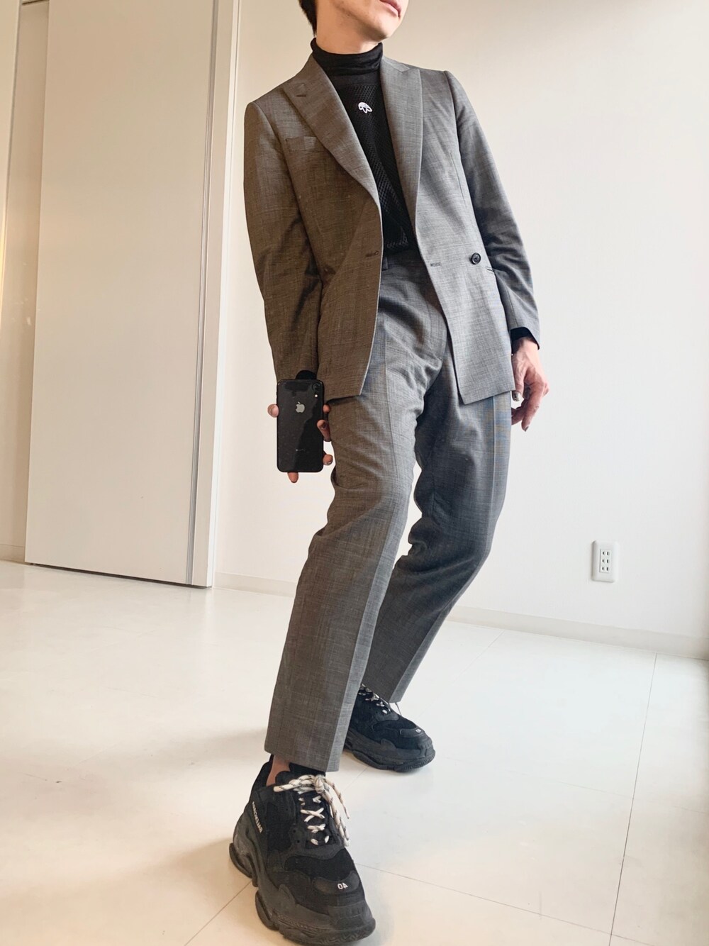 「ootd、BALENCIAGA、triples、スーツスタイル、セットアップ、ブラックコーデ、シンプル、UNIQLO」｜「alexanderwangのアイテム（Tシャツ/カットソー、ブラック系）」を使った、Mr.Okadaさん（メンズ・168cm）の冬コーディネートの1枚目の写真