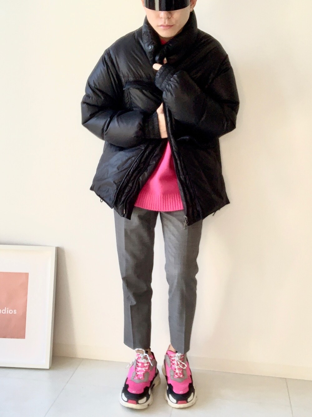 「BALENCIAGA、triples、pink、シンプル、osaka、ダウンジャケット、冬コーデ」｜「Acne Studiosのアイテム（ダウンジャケット/コート、ブラック系）」を使った、Mr.Okadaさん（メンズ・168cm）の冬コーディネートの1枚目の写真