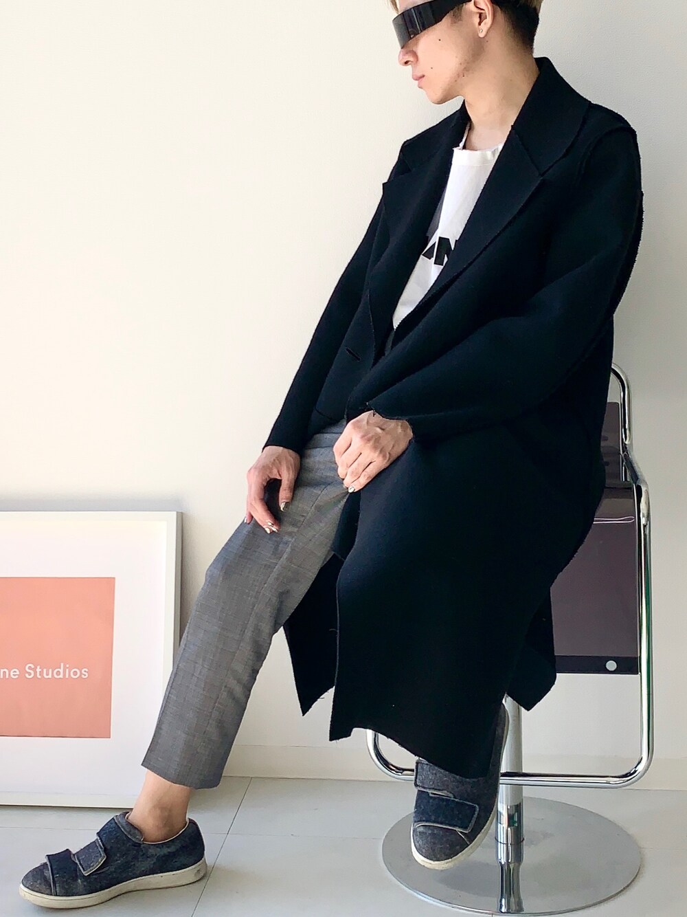 「RAINMAKER、JILSANDER、AcneStudios、スニーカー、outfit、コート、チェスターコート、低身長、モード、ブラックコーデ」｜「RAINMAKERのアイテム（チェスターコート、ブラック系）」を使った、Mr.Okadaさん（メンズ・168cm）の冬コーディネートの1枚目の写真