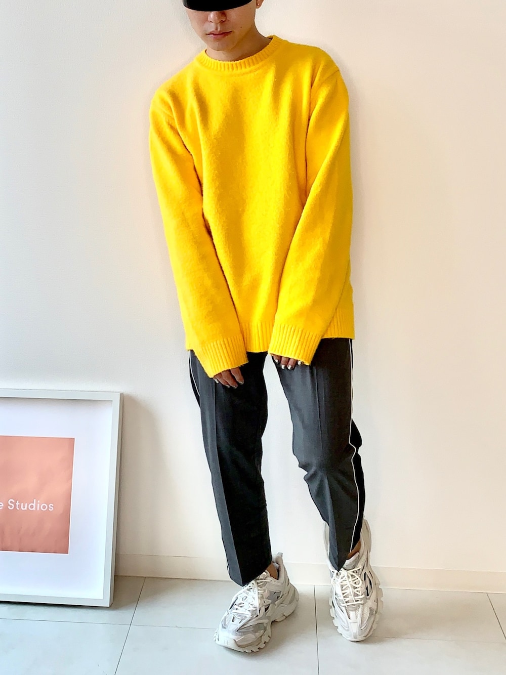 「BALENCIAGA、Track、イエロー、ホワイトスニーカー、大阪、シンプル、ストリート、モード、outfit」｜「BALENCIAGAのアイテム（スニーカー、ホワイト系）」を使った、Mr.Okadaさん（メンズ・168cm）の冬コーディネートの1枚目の写真
