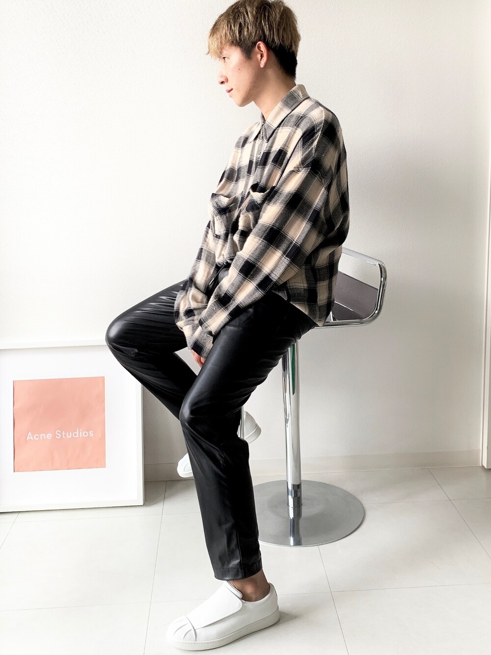 「スニーカー、ACNE、AcneStudios、ZARA、レザー、レザーパンツ、ootd、outfit、チエックシャツ、シンプル」｜「ZARAのアイテム（シャツ/ブラウス、その他）」を使った、Mr.Okadaさん（メンズ・168cm）の冬コーディネートの1枚目の写真