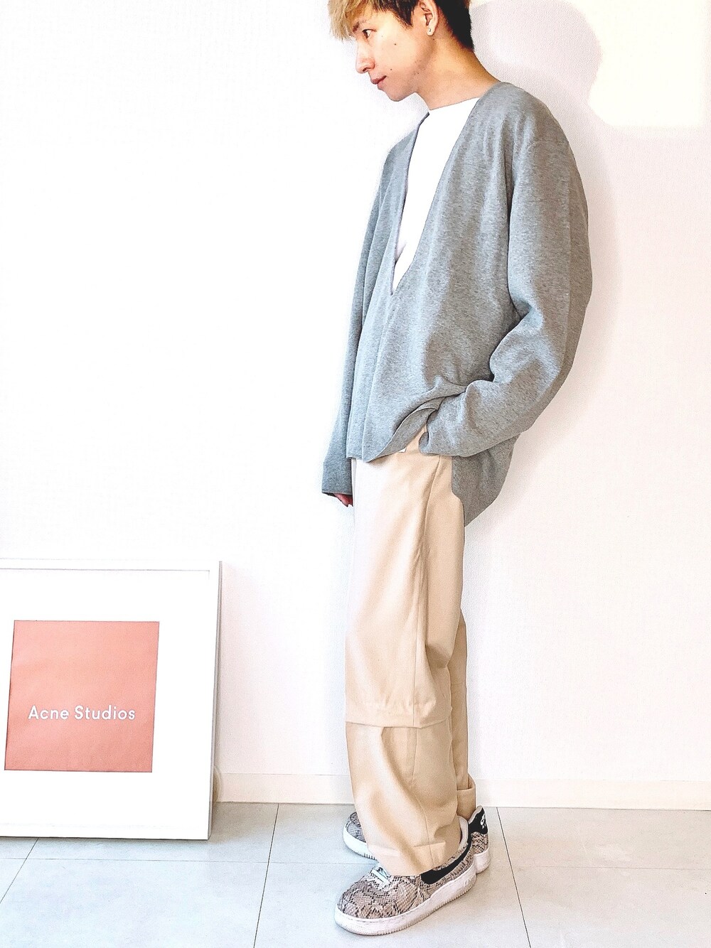 「パステル映える春、UNIQLO U、UNIQLO、ｔｏｎｅ、NIKE、パイソン柄、ニット、walenode、シンプル、チノパン」｜「walenodeのアイテム（ニット/セーター、グレー系）」を使った、Mr.Okadaさん（メンズ・168cm）の春コーディネートの1枚目の写真
