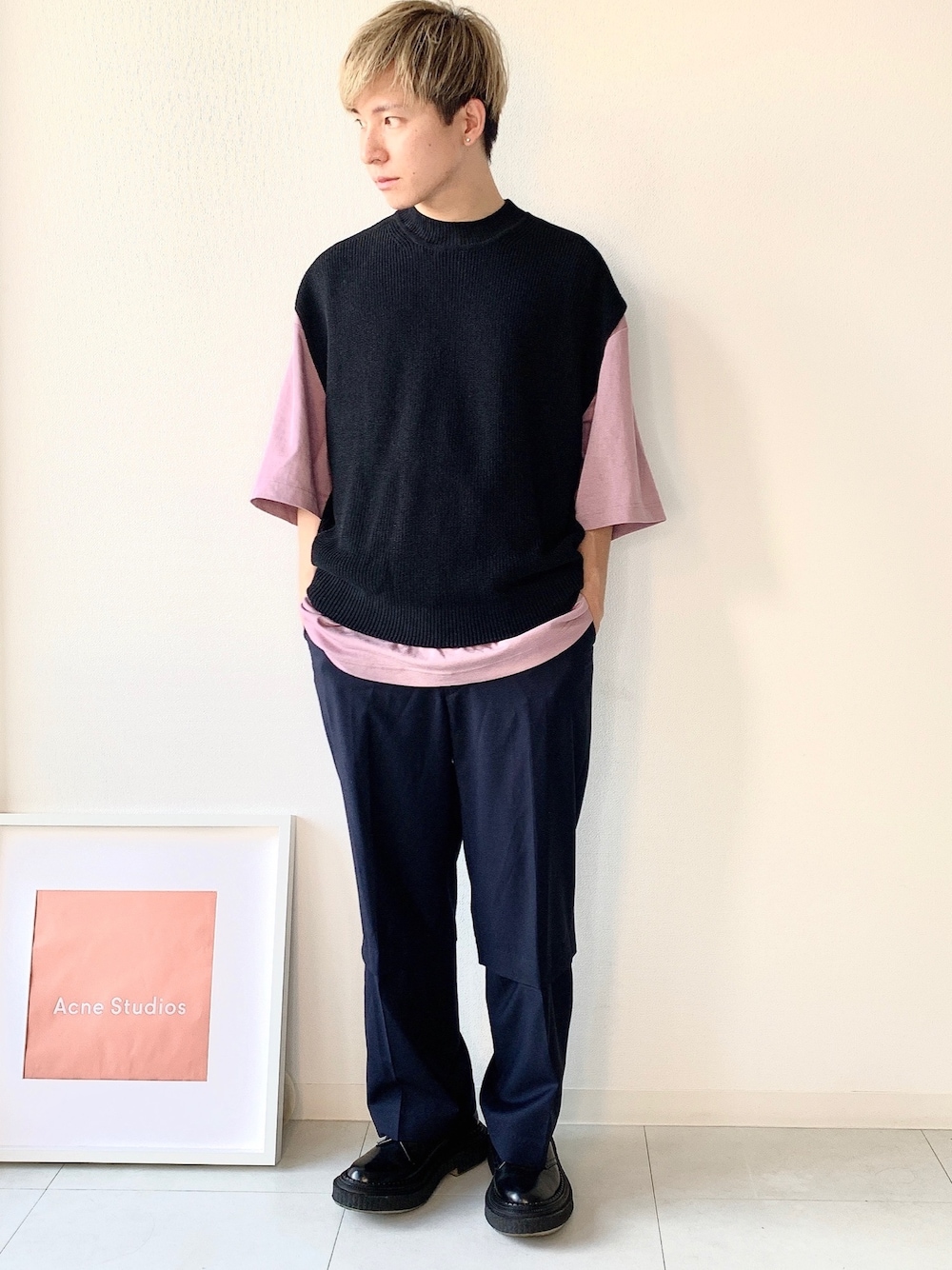 「パステル映える春、UNIQLO U、ユニクロ、ｔｏｎｅ、adieu、ピンク、pink、スラックス、ニット、ベスト」｜「UNIQLOのアイテム（ベスト、ブラック系）」を使った、Mr.Okadaさん（メンズ・168cm）の春コーディネートの1枚目の写真