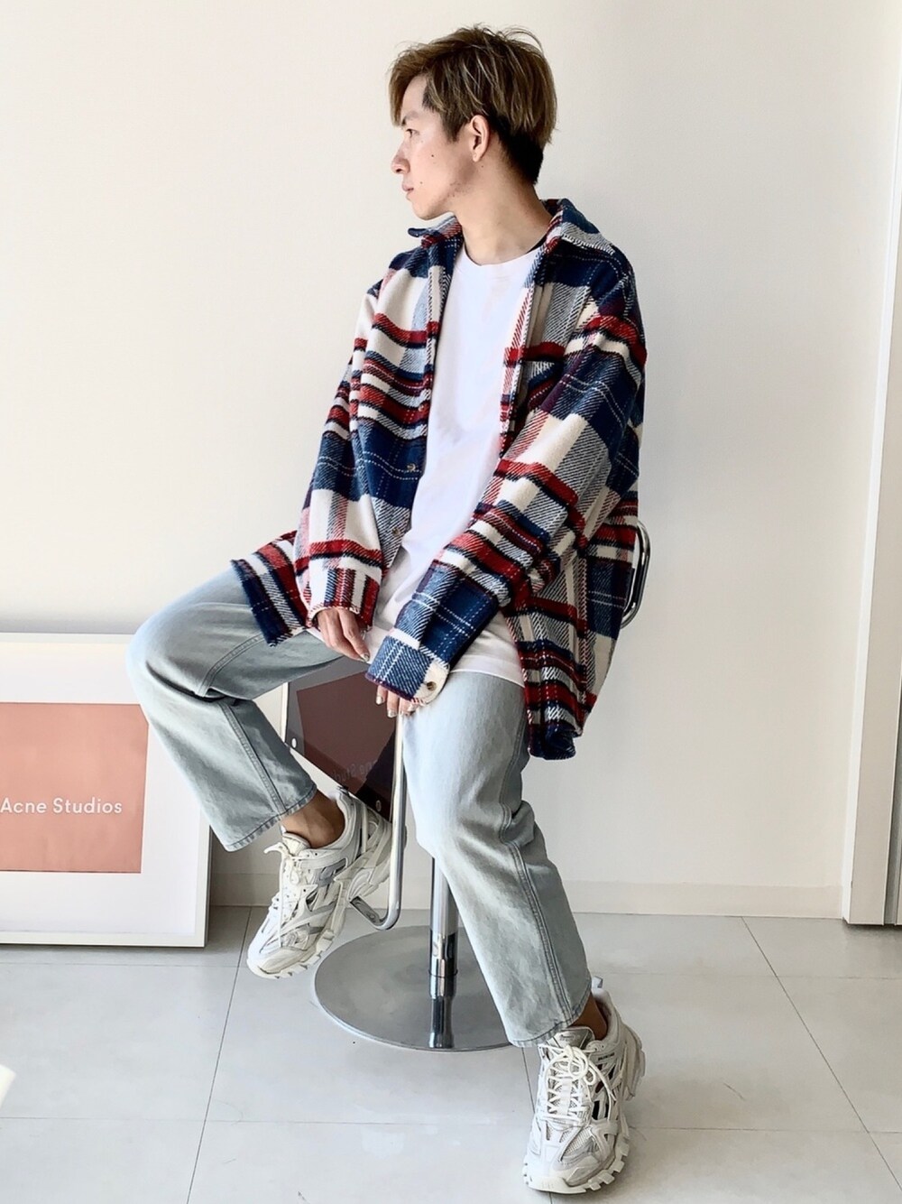 「UNIQLO U、ユニクロ、BALENCIAGA、デニム、ネルシャツ、Track、韓国ファッション、korea、シンプル、パステル映える春」｜「UNIQLOのクルーネックT（半袖）（Tシャツ/カットソー、ホワイト系）」を使った、Mr.Okadaさん（メンズ・168cm）の冬コーディネートの1枚目の写真
