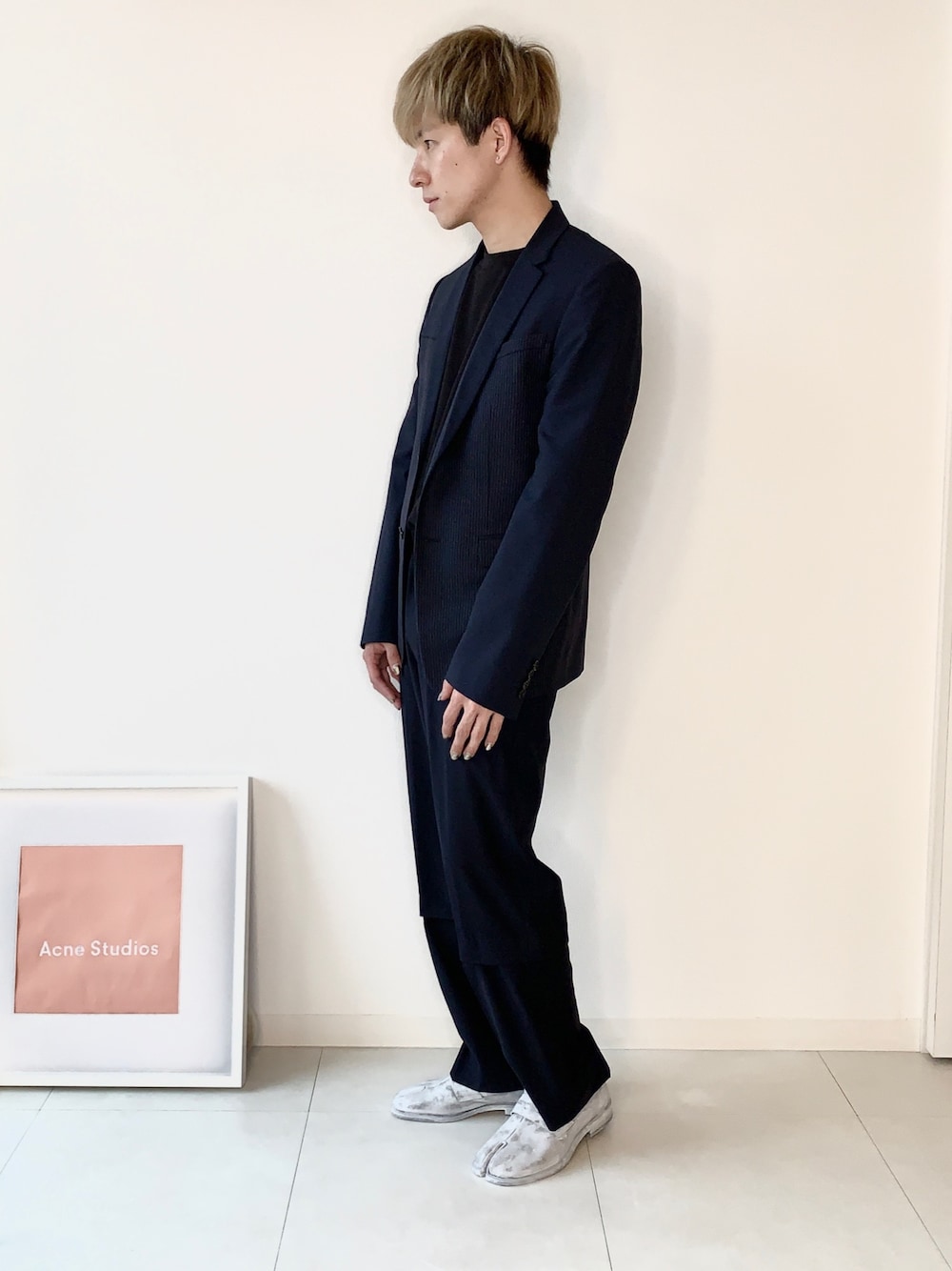 「パステル映える春、Maison Margiela、Dior HOMME、タビシューズ、tabi、UNIQLO U、ローファー、ジャケット、ホワイト、ネイビー」｜「Dior hommeのアイテム（テーラードジャケット、ブルー系）」を使った、Mr.Okadaさん（メンズ・168cm）の春コーディネートの1枚目の写真