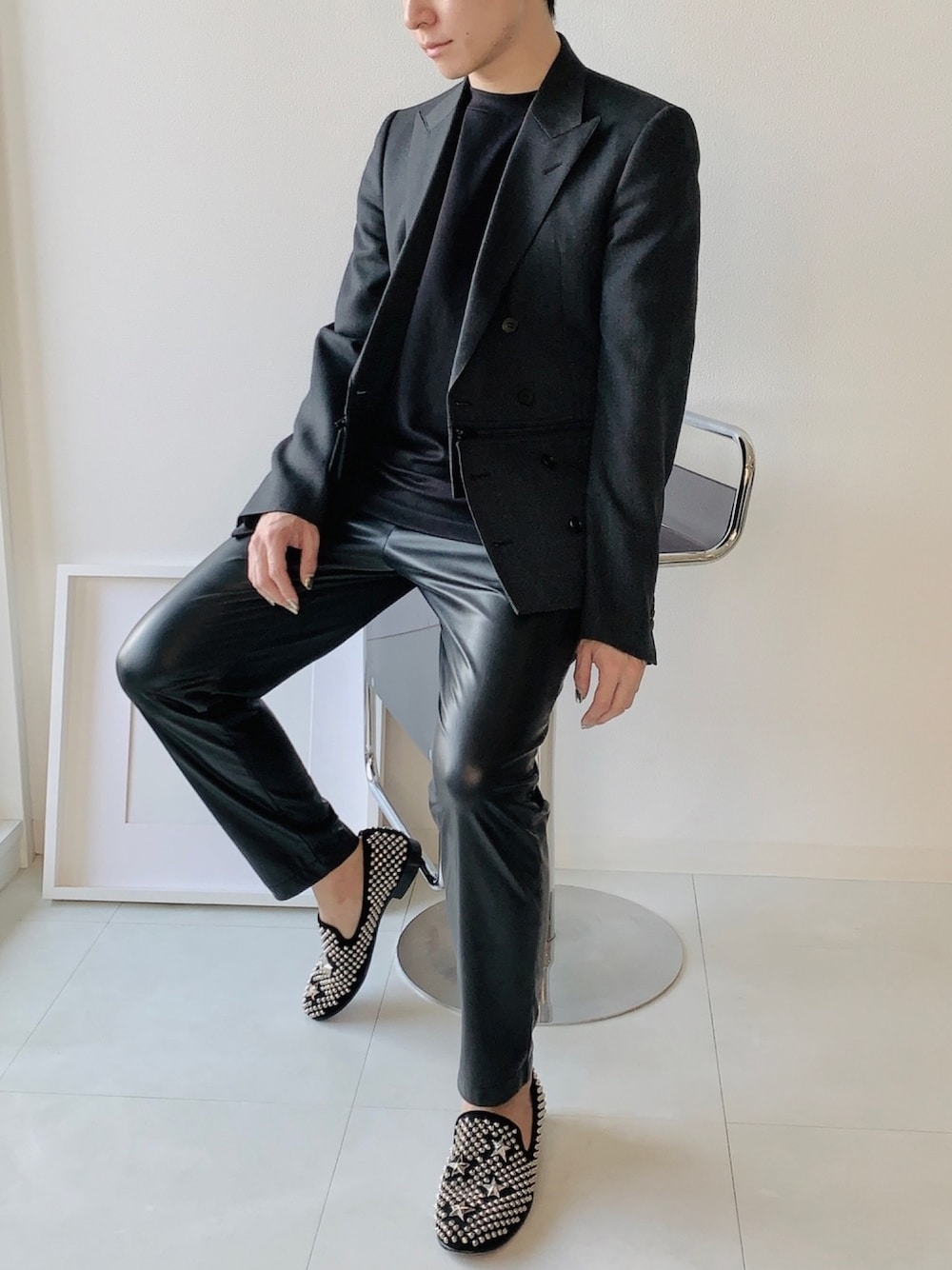 「ジャケット、Maison Margiela、ユニクロ、UNIQLO U、レザーパンツ、Giuseppe Zanotti、ZARA、シンプルコーデ、大阪、デート」｜「Maison Margielaのアイテム（テーラードジャケット、グレー系）」を使った、Mr.Okadaさん（メンズ・168cm）の春コーディネートの1枚目の写真