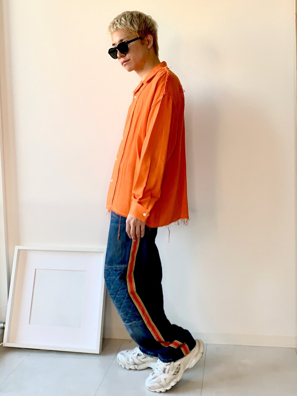 「おうちファッション、BALENCIAGA、PRADA、Stella McCartney、DISCOVERED、オレンジ、シャツスタイル、デニム、おしゃれさんと繋がりたい、はるコーデ」｜「PRADAのアイテム（サングラス、ブラック系）」を使った、Mr.Okadaさん（メンズ・168cm）の春コーディネートの1枚目の写真