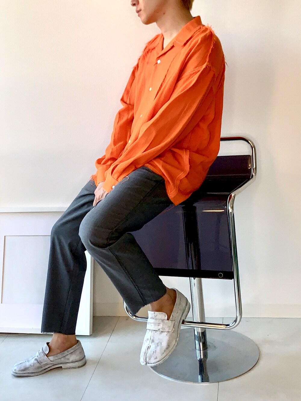 「おうちファッション、Maison Margiela、DISCOVERED、スラックス、ローファー、オレンジ、はるコーデ、シャツスタイル、おしゃれさんと繋がりたい、シンプル」｜「DISCOVEREDのアイテム（シャツ/ブラウス、オレンジ系）」を使った、Mr.Okadaさん（メンズ・168cm）の春コーディネートの1枚目の写真