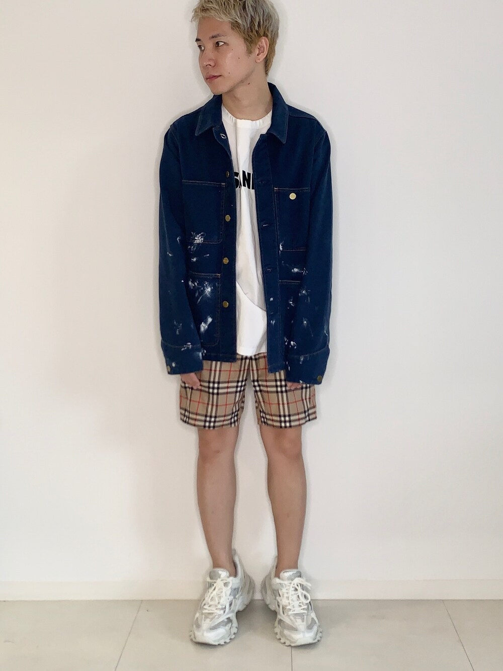 「おうちファッション、ACNE、JILSANDER、burberry、BALENCIAGA、ワークジャケット、デニムジャケット、ハーフパンツ、スニーカー、おしゃれさんと繋がりたい」｜「Acne Studiosのアイテム（デニムジャケット、ブルー系）」を使った、Mr.Okadaさん（メンズ・168cm）の春コーディネートの1枚目の写真