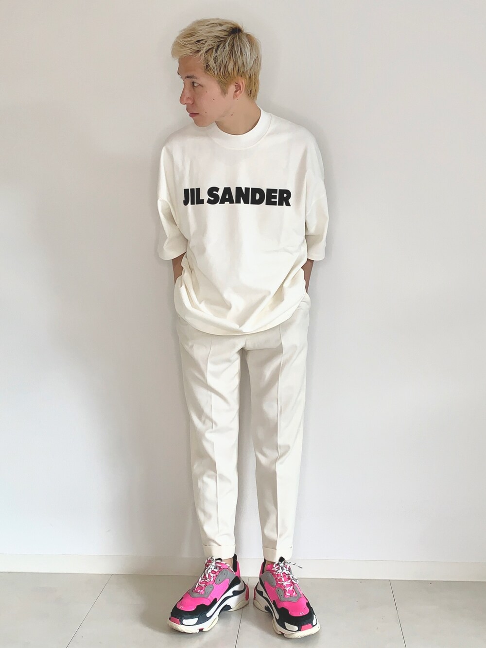 「おうちファッション、JILSANDER、ホワイトコーデ、BALENCIAGA、triples、ZARA、ピンク、春コーデ、お洒落さんとつながりたい、白パンツ」｜「JIL SANDERのアイテム（Tシャツ/カットソー、ホワイト系）」を使った、Mr.Okadaさん（メンズ・168cm）の春コーディネートの1枚目の写真