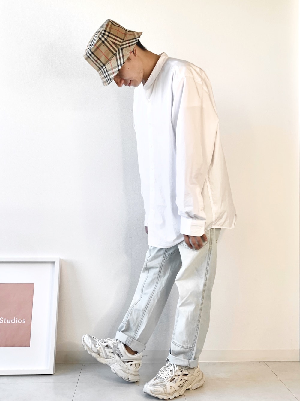 「シンプルコーデ、韓国ファッション、ホワイト、白シャツ、ハット、ユニクロ、デニム、スニーカー、burberry、休日スタイル」｜「BURBERRYのアイテム（ハット、その他）」を使った、Mr.Okadaさん（メンズ・168cm）の春コーディネートの1枚目の写真