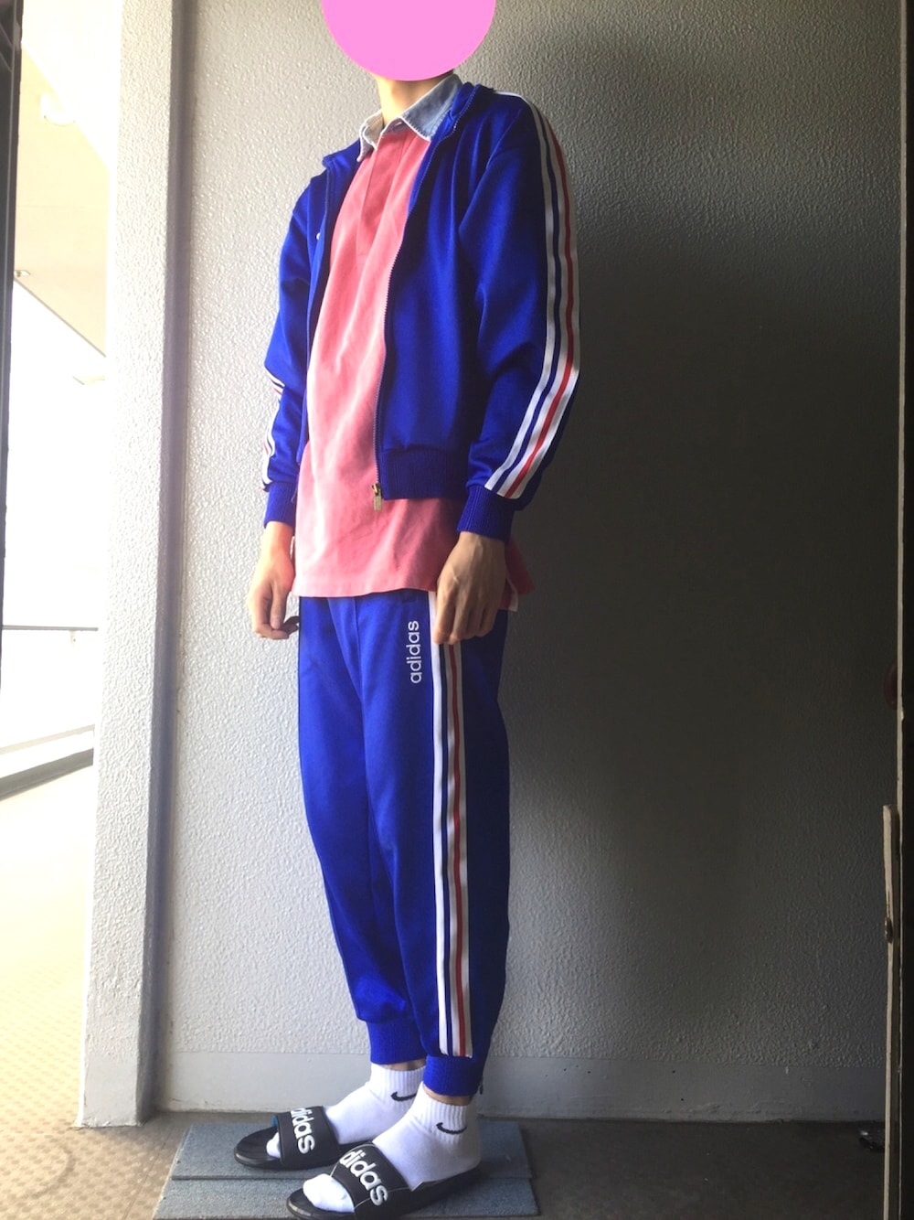 ブルー系のジャケット/アウター、ピンク系のポロシャツ、ブルー系のその他パンツを着用したメンズの春コーディネートの1枚目の写真