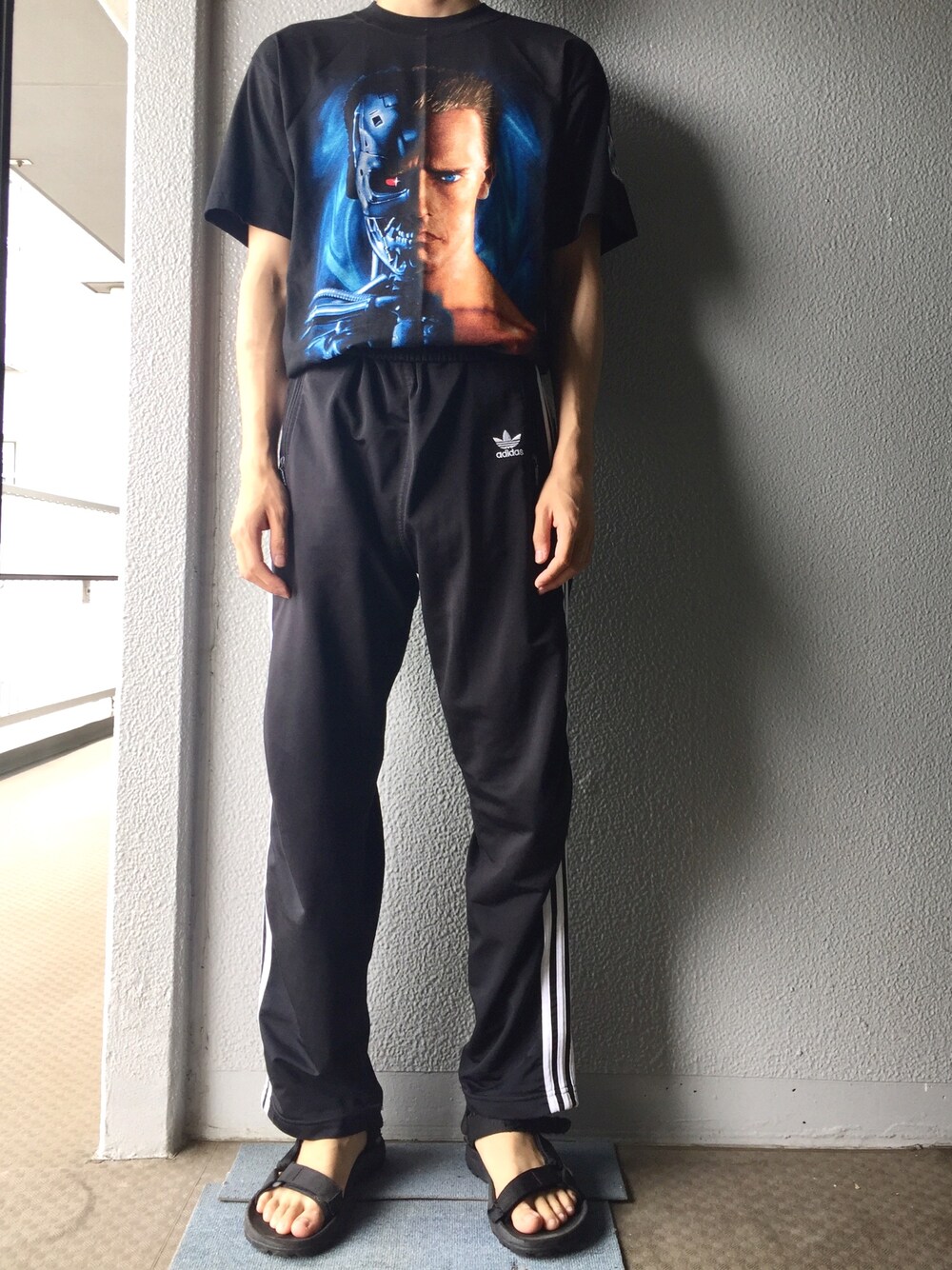 ブラック系のパンツ、ブラック系のサンダルを着用したメンズの夏コーディネートの1枚目の写真