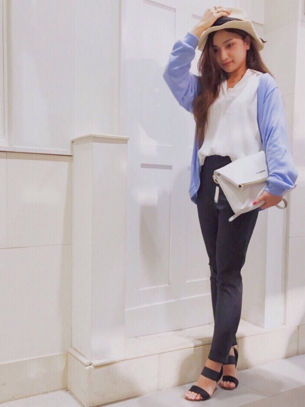 ホワイト系のシャツ/ブラウス、ブルー系のカーディガン/ボレロ、ブルー系のその他パンツを着用したレディースの春コーディネートの1枚目の写真