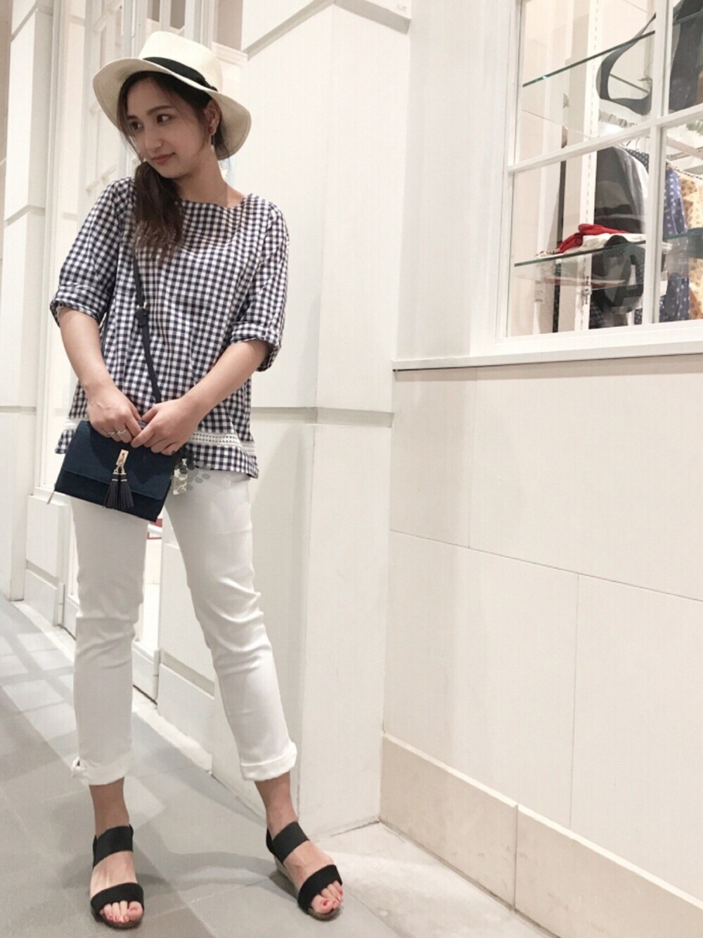 「ootd、はるコーデ、おでかけ、シャツスタイル、ストレッチパンツ、デニムバッグ、サンダル、ハット、プチプラ、カジュアル」｜「DRESKIPのリボン付きMIXブレードハット（ハット、ホワイト系）」を使った、Maicaさん（レディース・159cm）の春コーディネートの1枚目の写真