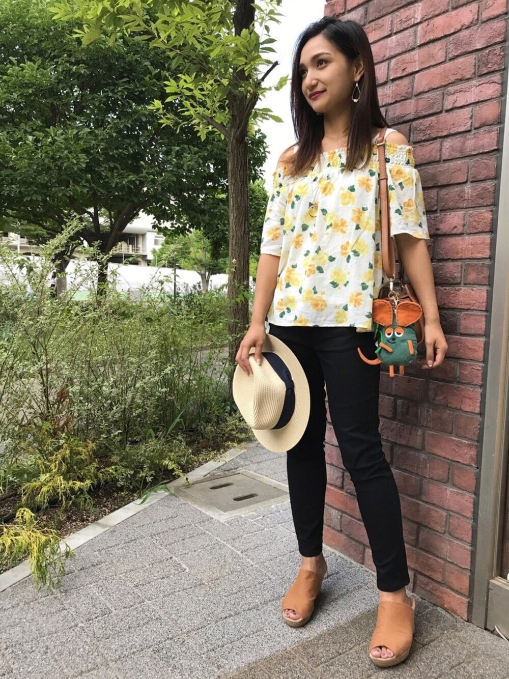 「シューラルー、スキニー、オフショルダー、フレデリック、オトナカジュアル、おでかけ、花柄、ラクチンコーデ、ootd、夏」｜「DRESKIPのティアドロップビジューピアス（ピアス（両耳用）、ホワイト系）」を使った、Maicaさん（レディース・159cm）の夏コーディネートの1枚目の写真