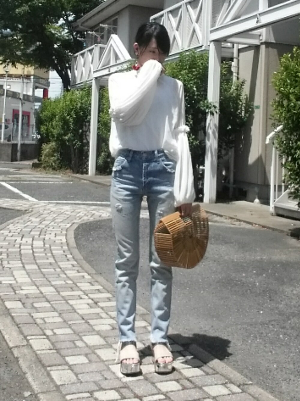 「オトナカジュアル、デニム、ボリュームスリーブ、シンプル、シンプルコーデ、パイソン柄、かごバッグ、masculine、UNITED NUDE」｜「TODAYFULのフリンジビーズピアス（ピアス（両耳用）、レッド系）」を使った、shi-44さん（レディース・165cm）の夏コーディネートの1枚目の写真