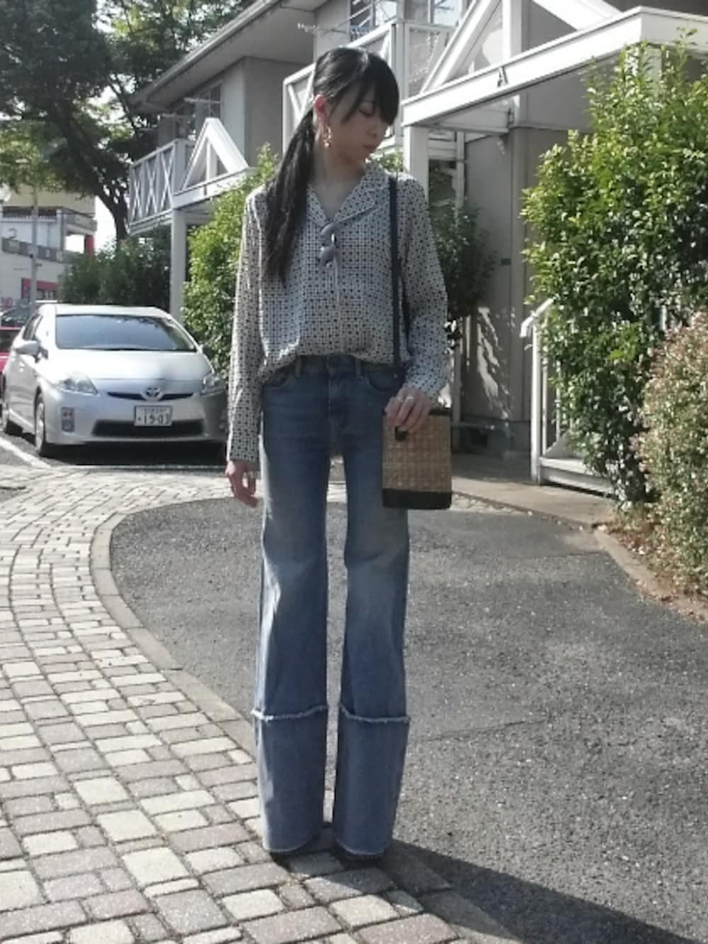 「大人カジュアル、デニムスタイル、シンプルコーデ、小紋柄、OFF-WHITE、パジャマシャツ、シャツコーデ、ちょっと秋」｜「Ungridのミックスビーズピアス（ピアス（両耳用）、イエロー系）」を使った、shi-44さん（レディース・165cm）の夏コーディネートの1枚目の写真